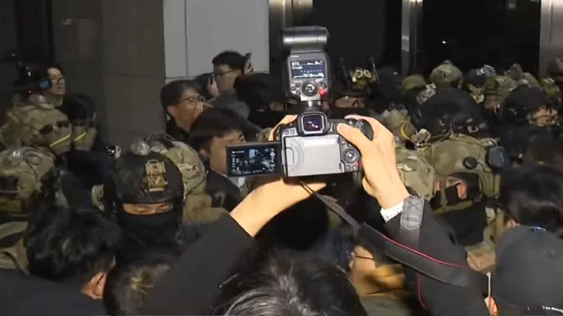 계엄군, 국회 본청 진입 시도 중