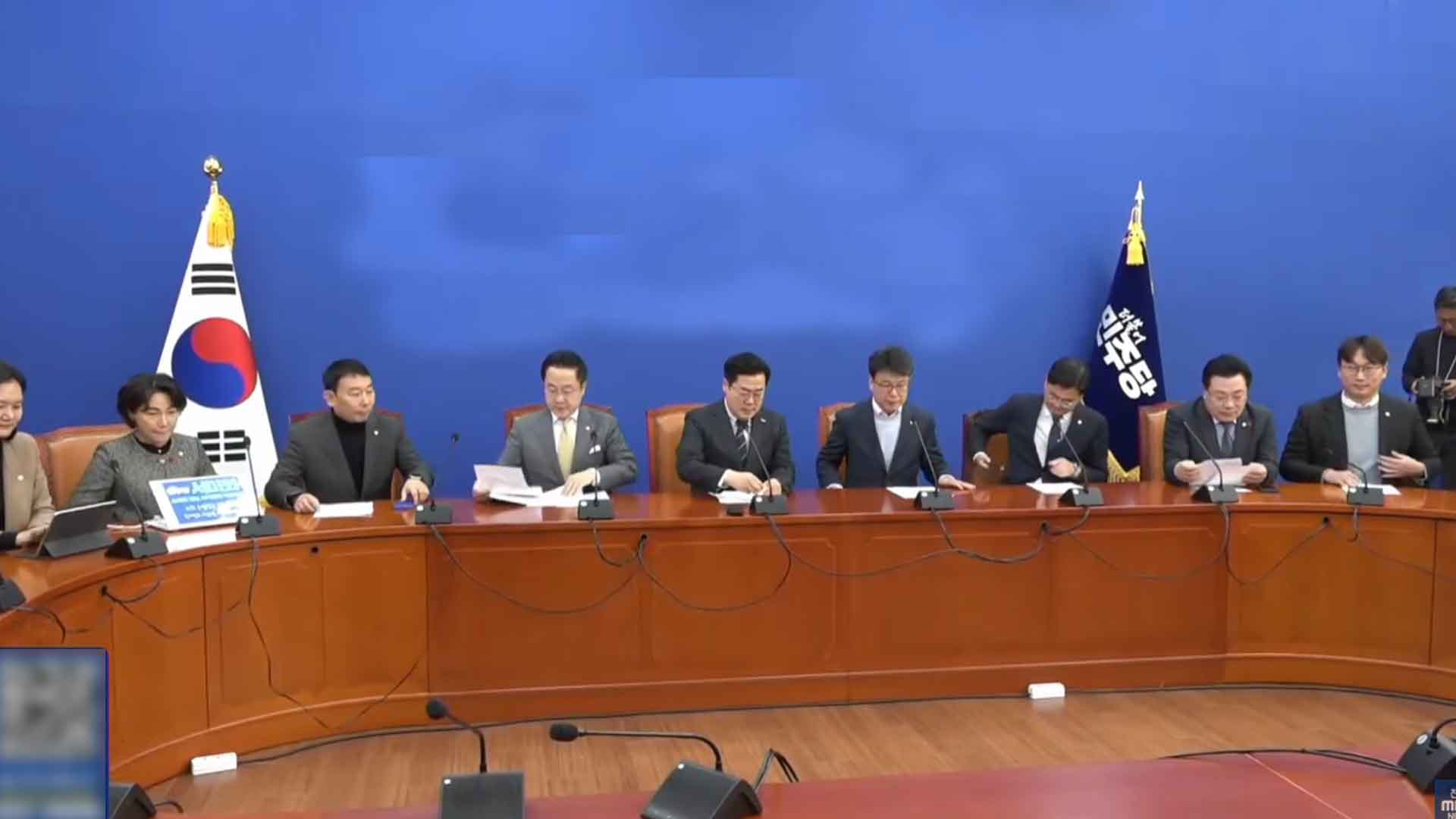 민주당, 비상계엄 선포에 의원들 긴급 소집