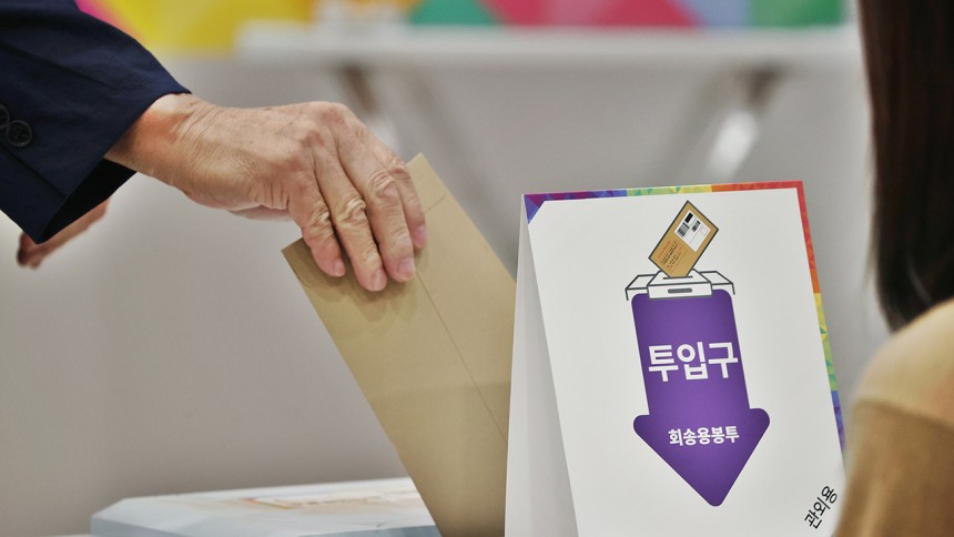 [속보] 정권 교체 야권 지지 60% 돌파.. 국힘 30.6%·민주 45.8%