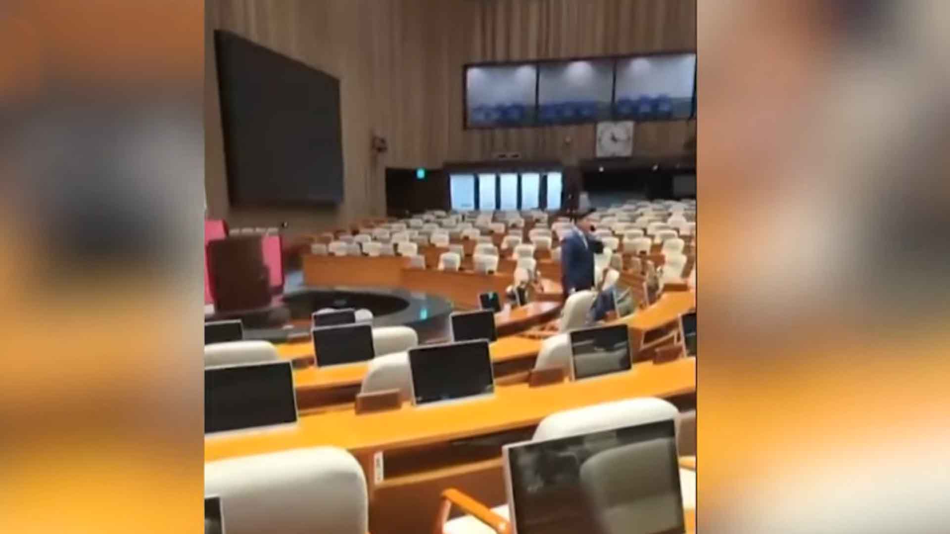 민주, 전 당원에 '국회·여의도 중앙당사 집결' 문자 발송
