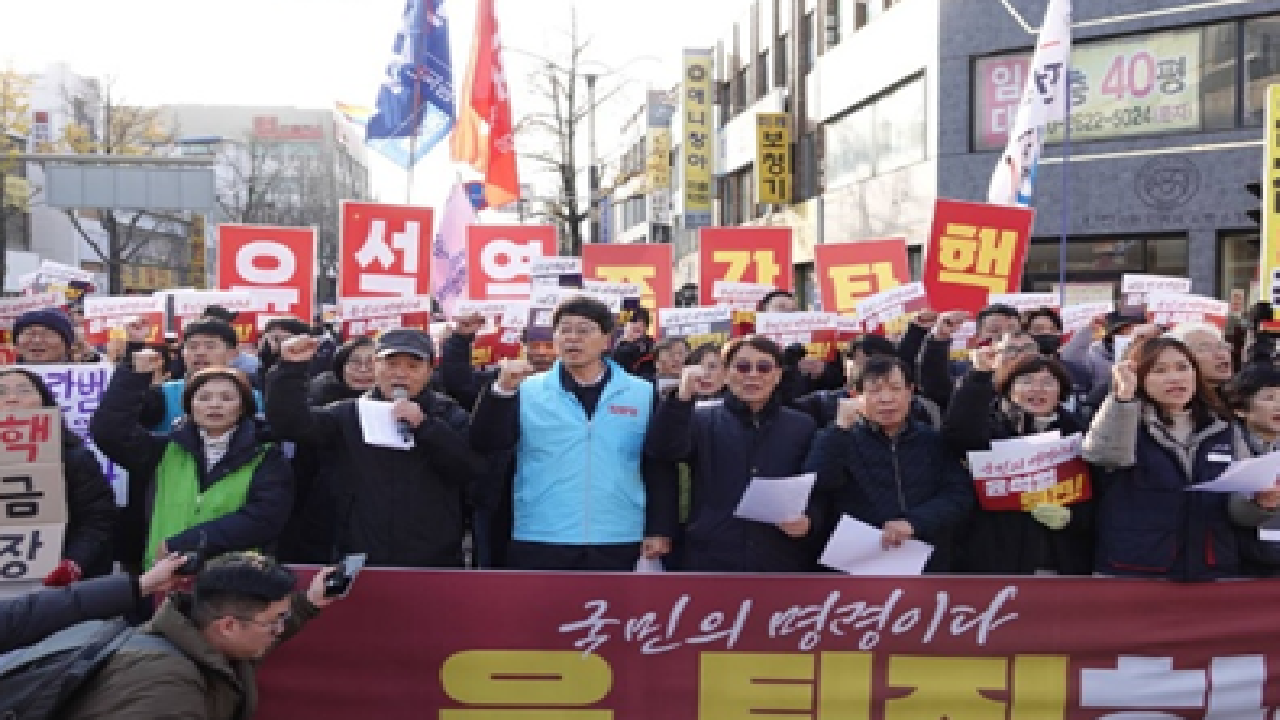 비상계엄 규탄 전북 집회에 300여 명 참가.. 거리 행진 제지하는 경찰과 마찰