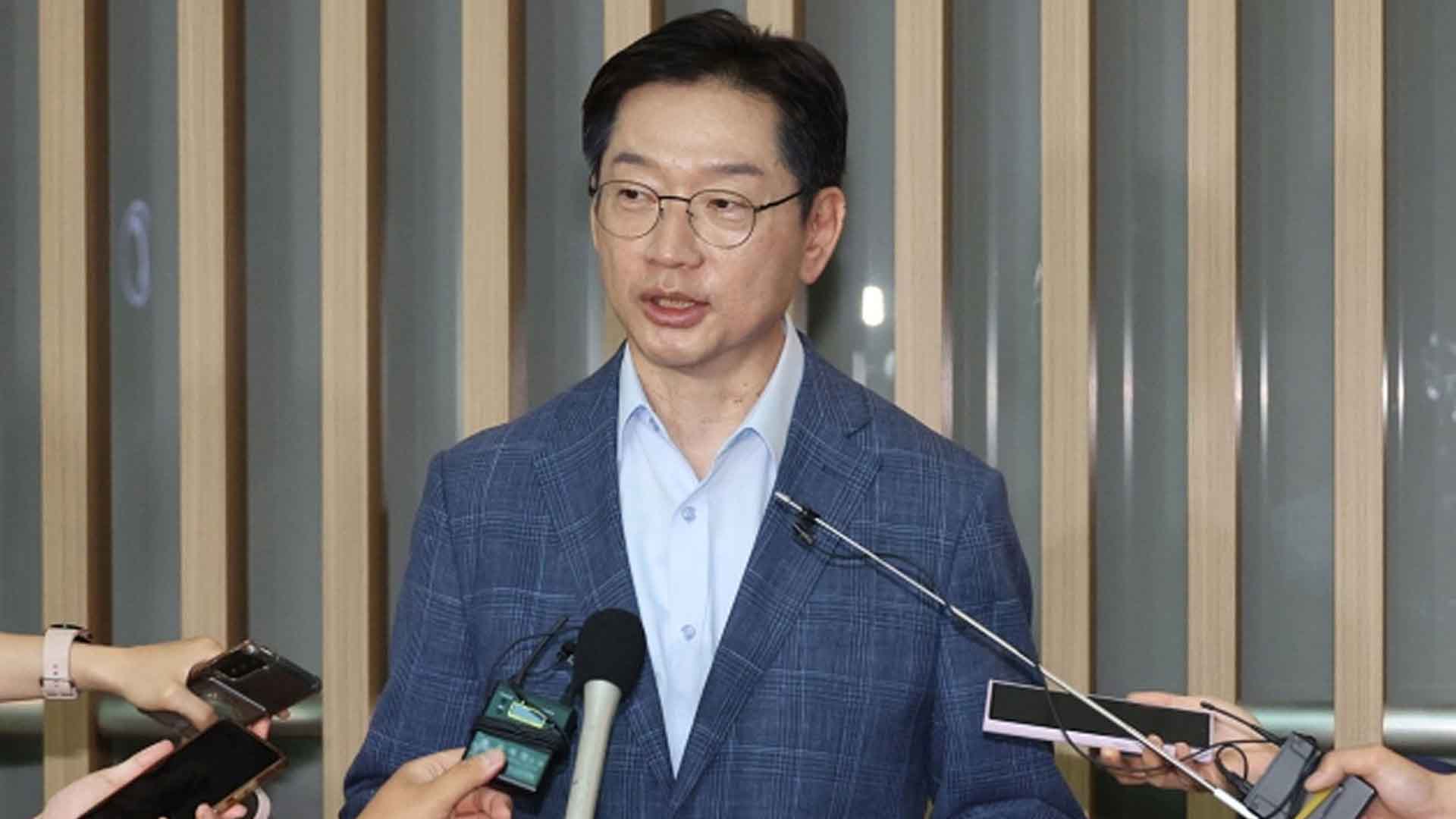 '귀국' 김경수 