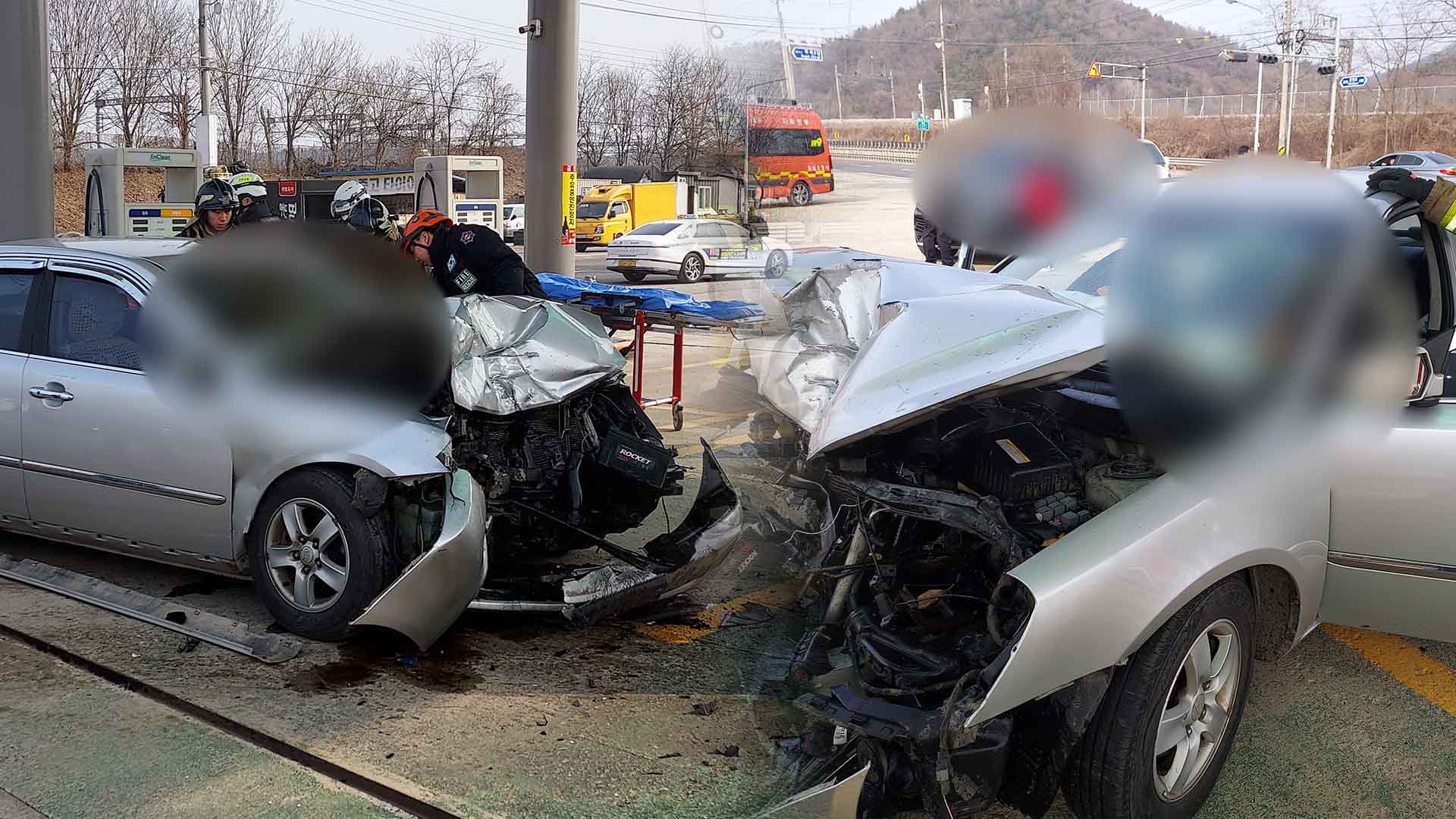 '사고 차량, 주유소로 돌진'.. 운전자 중상