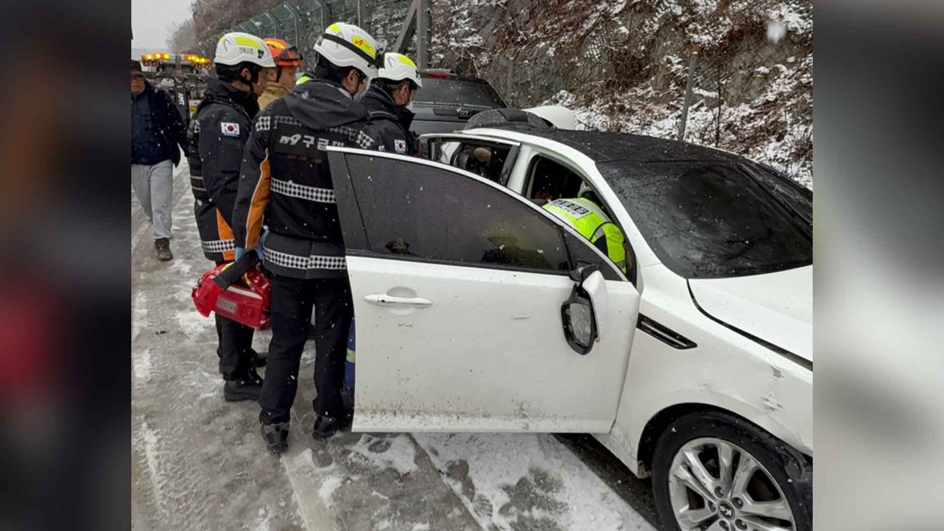 남원, 완주 등지에서 빙판길 교통사고.. 4명 부상