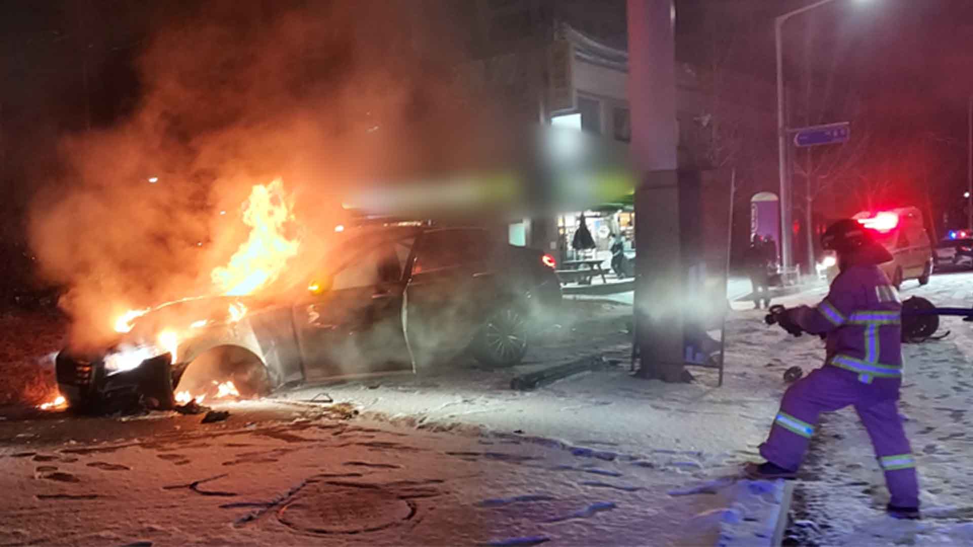 승용차 인도로 돌진해 화재.. 10분 만에 진화