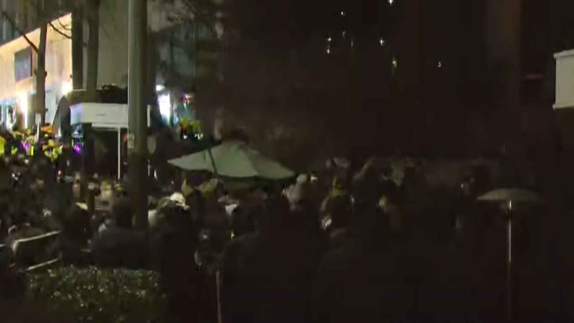 국민의힘 국회의원들, 관저 입구서 체포 저지 인간띠