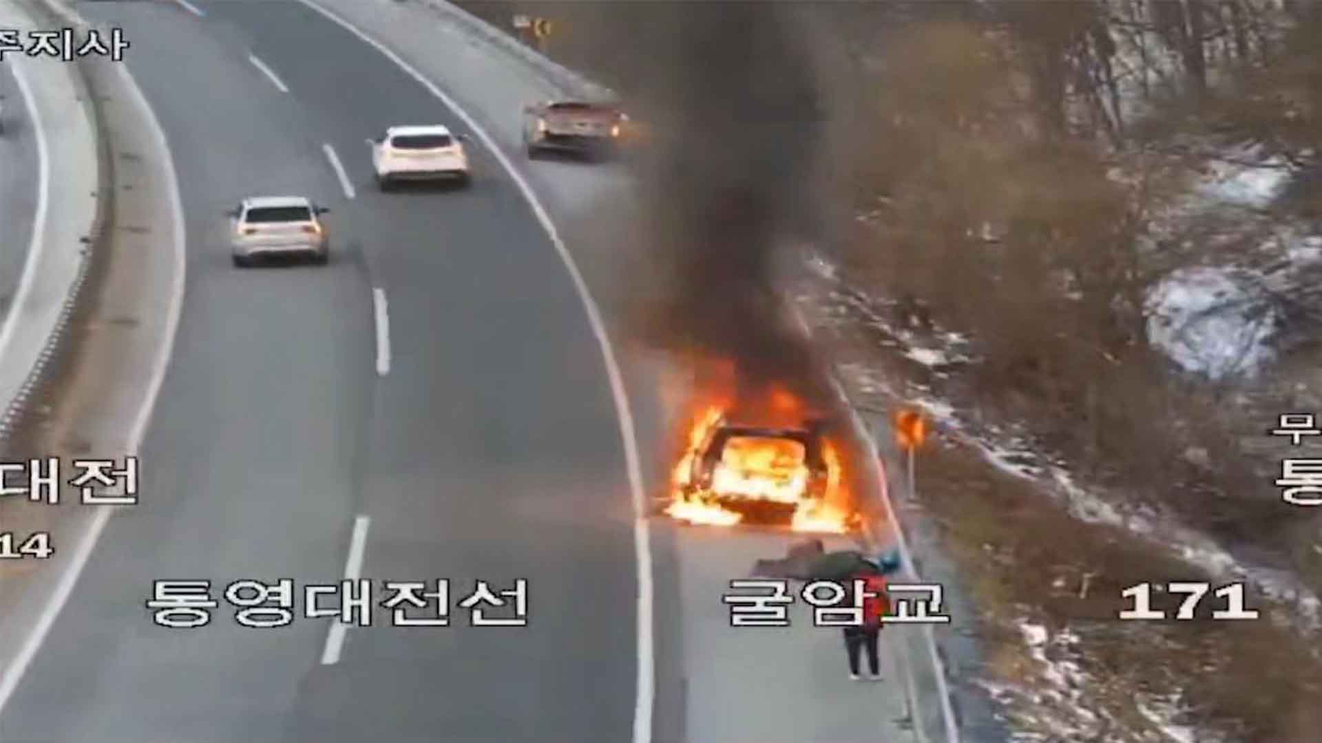 고속도로 달리던 차량에서 불.. 1시간 동안 진화작업