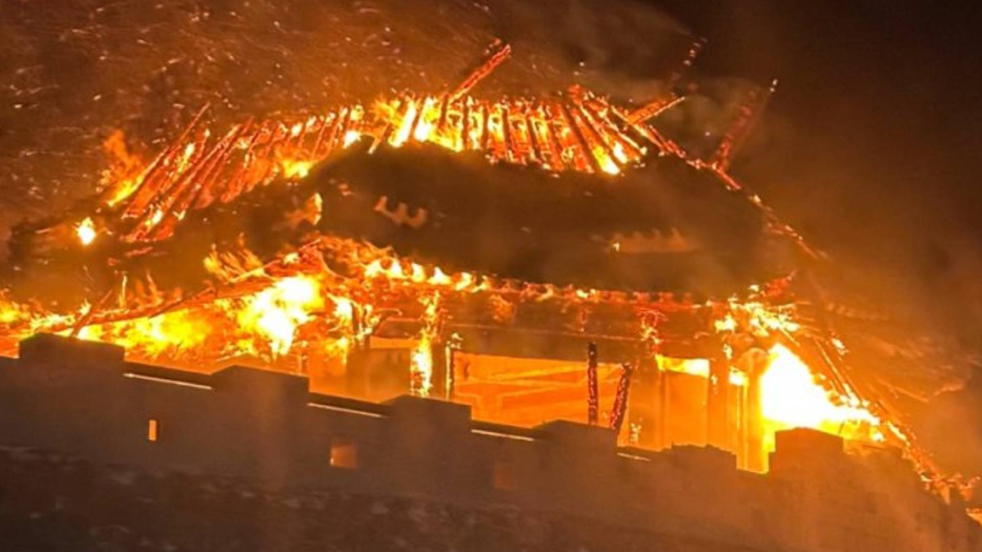 무주 덕유산 설천봉 '상제루' 전소.. 해발 1,520미터 진화 어려워