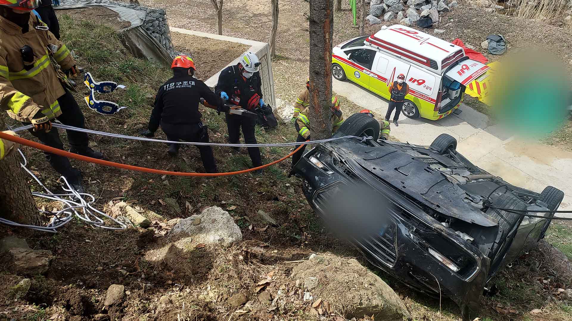 휴양림 주차장에서 3m 추락.. 친인척 5명 부상