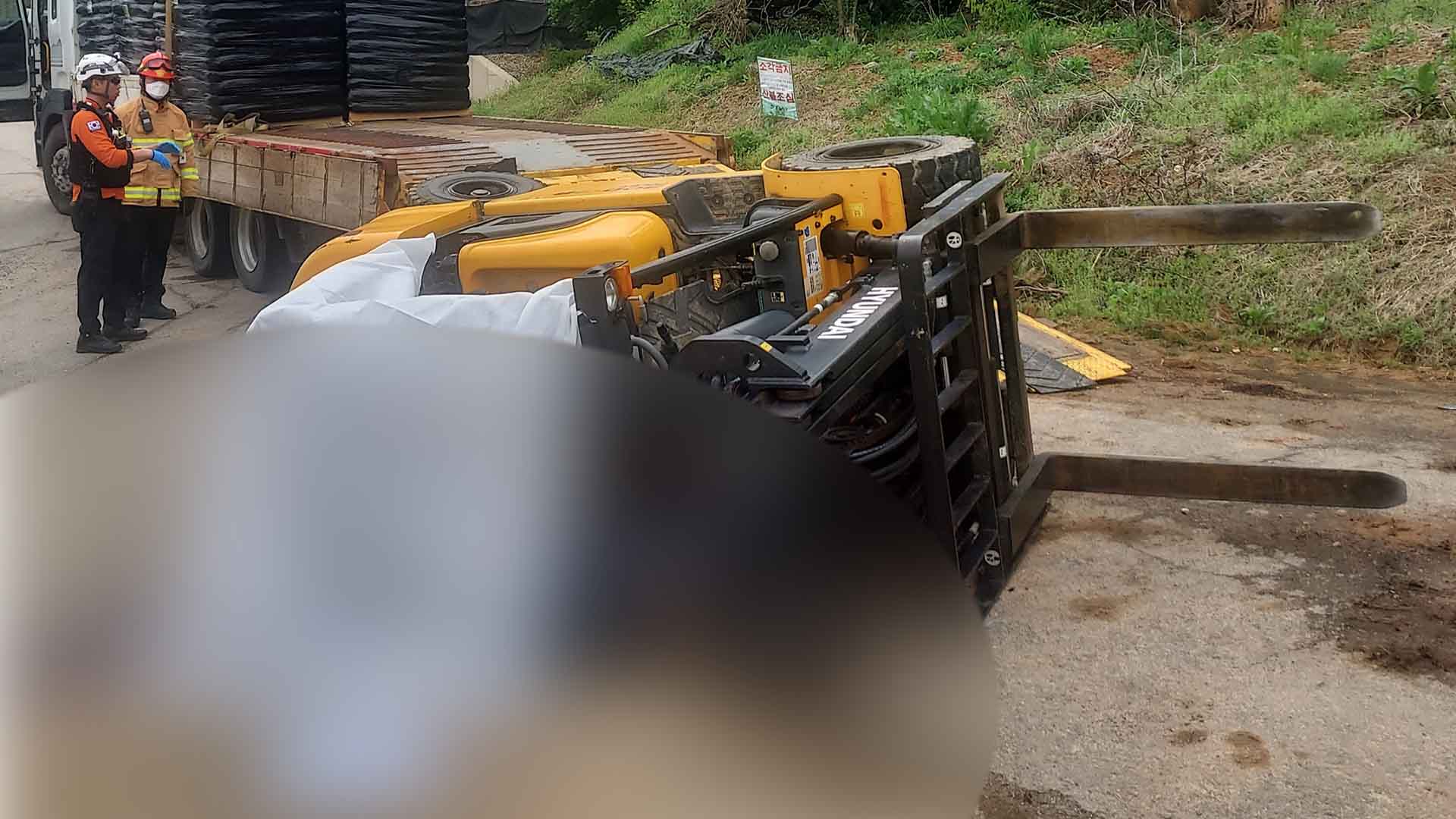 경사로 오르다 지게차 전도..60대 운전자 숨져