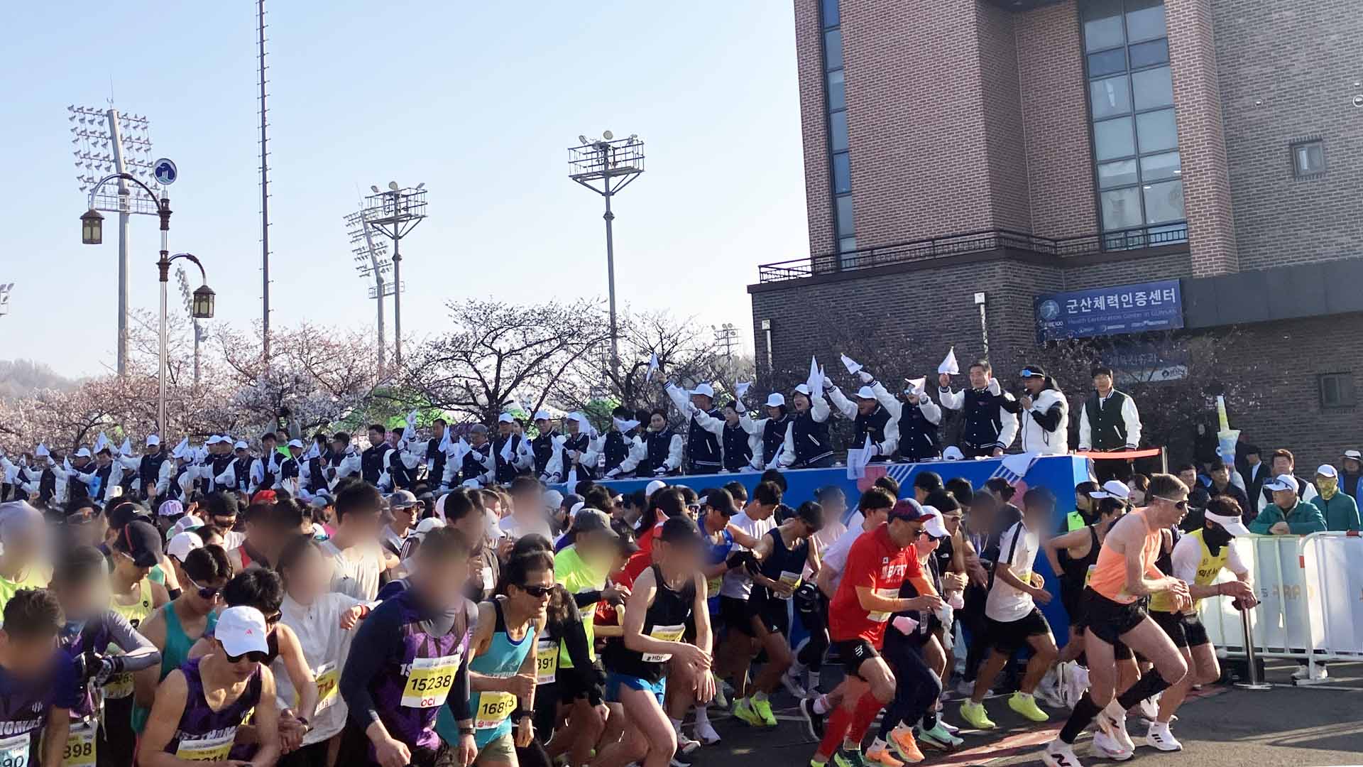 군산 새만금 마라톤 대회 12,000여 명 몰려.. 봄 정취 만끽