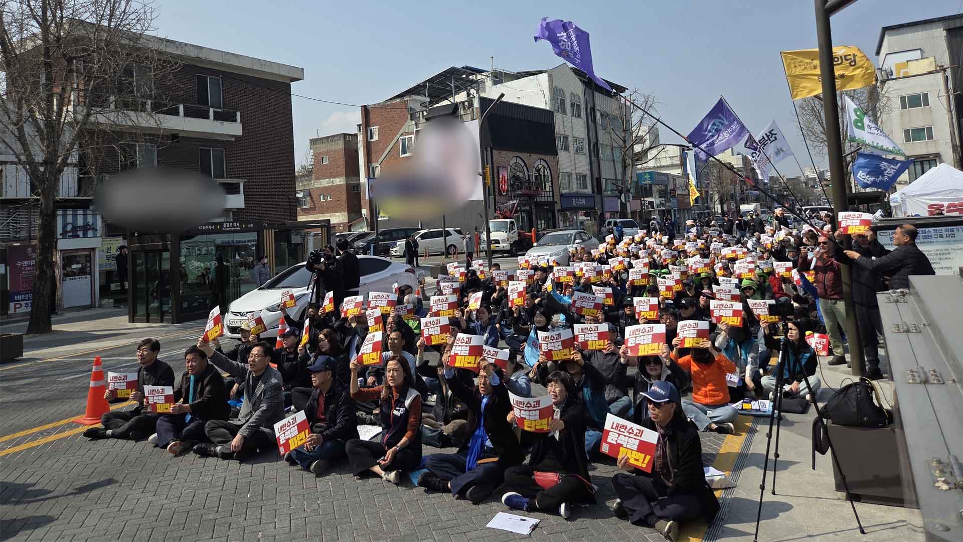 윤석열 대통령 탄핵 심판 선고 당일.. 전주 객사 시민 모여