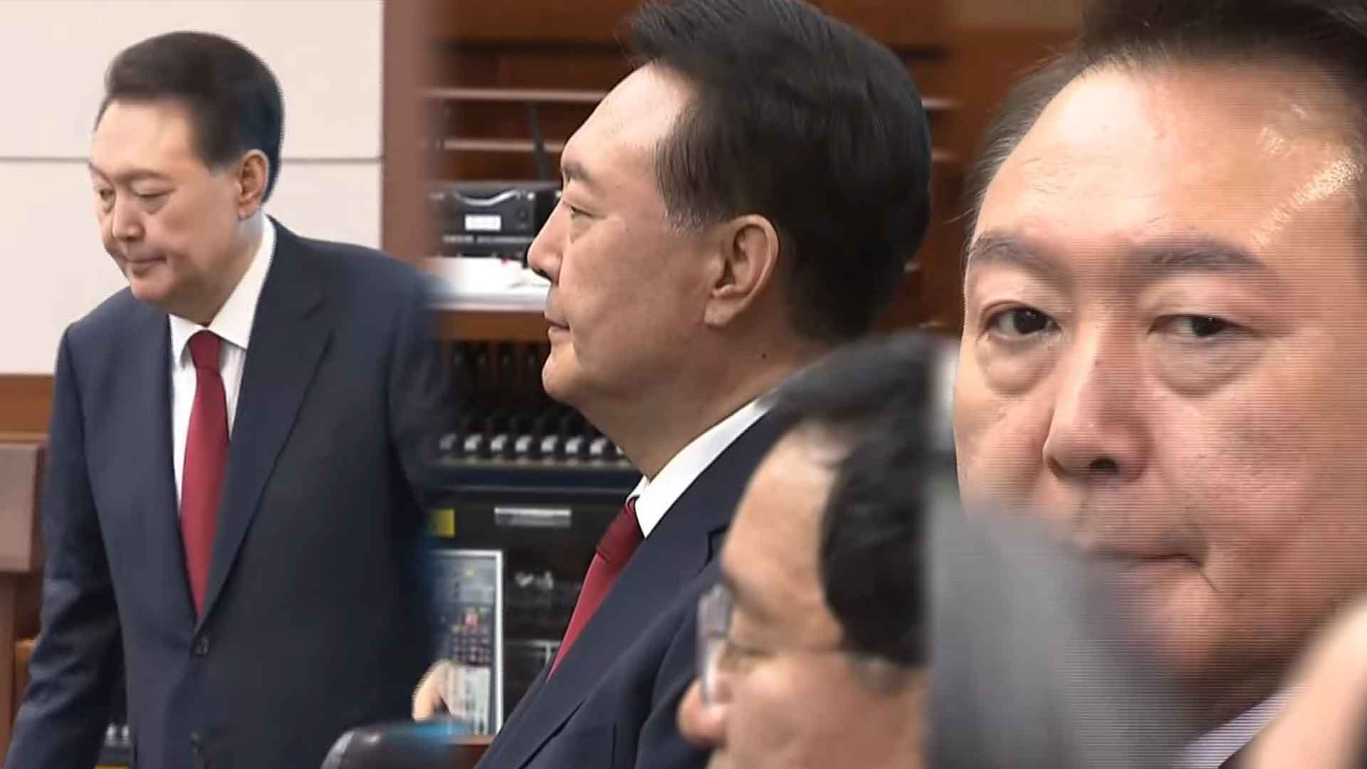 피고인석 앉은 尹.. 플래시 터져도 정면 응시