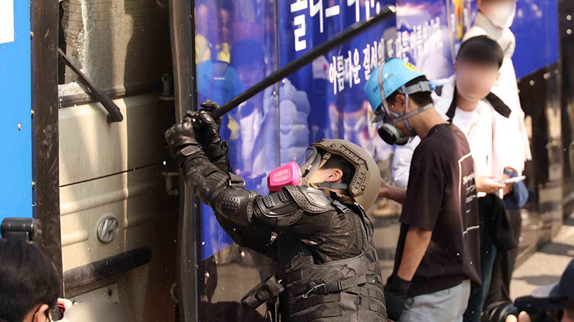 尹파면에 격분해 경찰버스 파손한 20대 '구속'