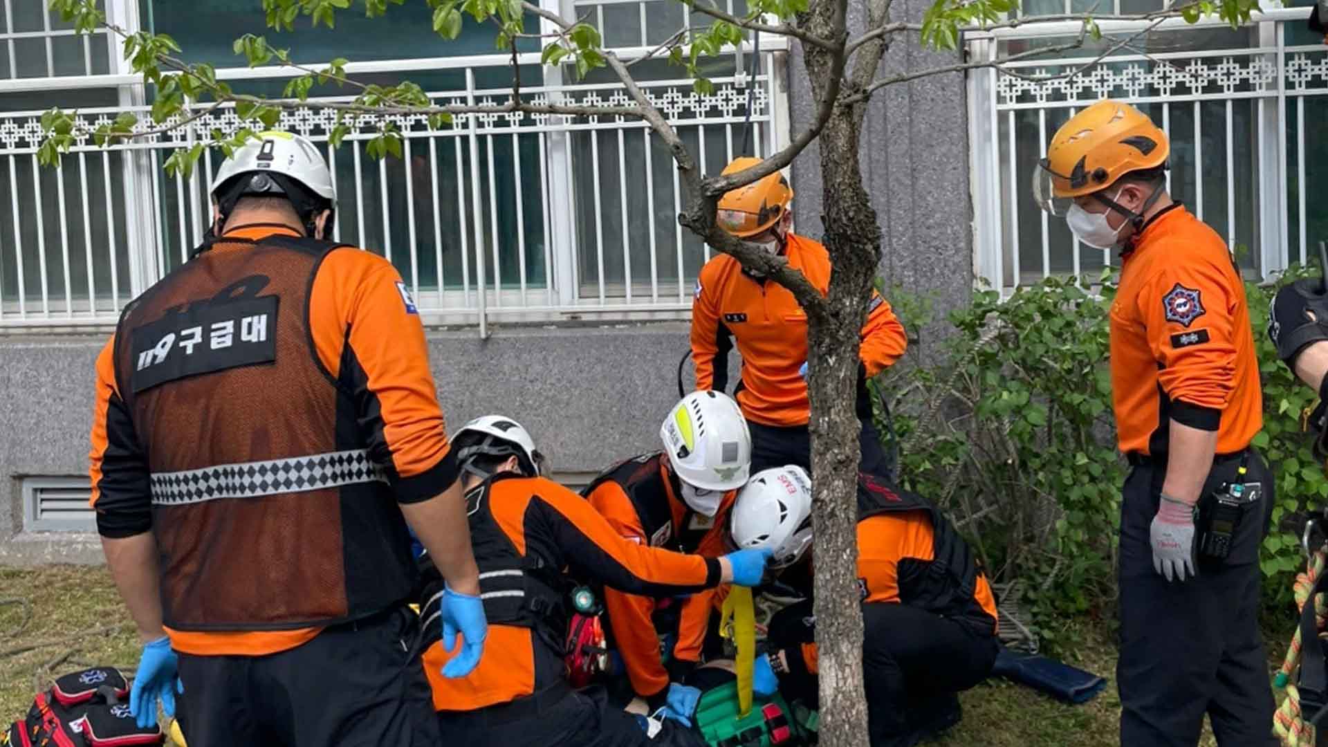 아파트 외벽 청소 노동자, 6층 높이에서 떨어져 숨져