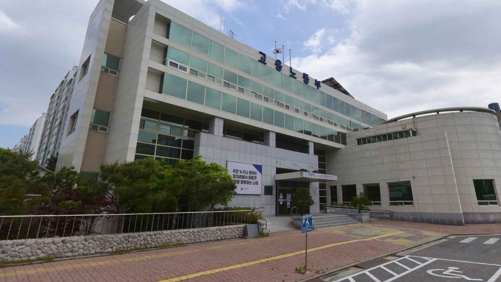 아르바이트생 19명 임금 체불.. 50대 편의점 주인 체포