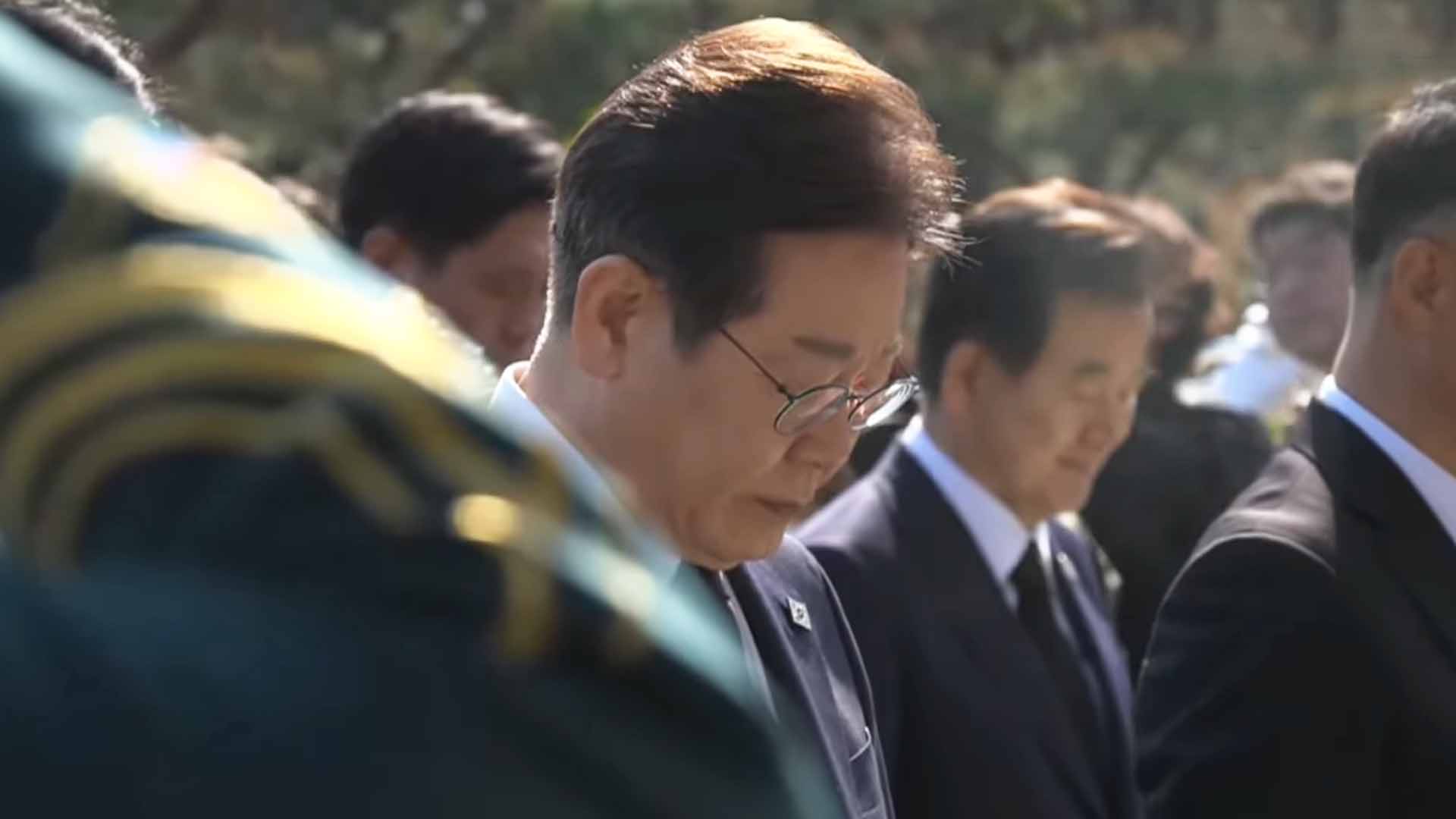 이재명, '이승만·박정희' 묘역도 참배.. 중도·보수 통합 행보