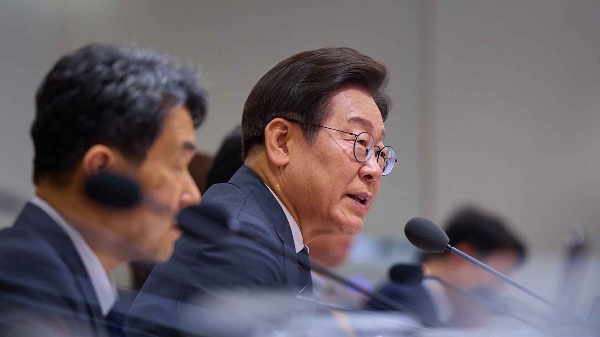 李 대통령 '잘한다' 64% '잘못한다' 21%