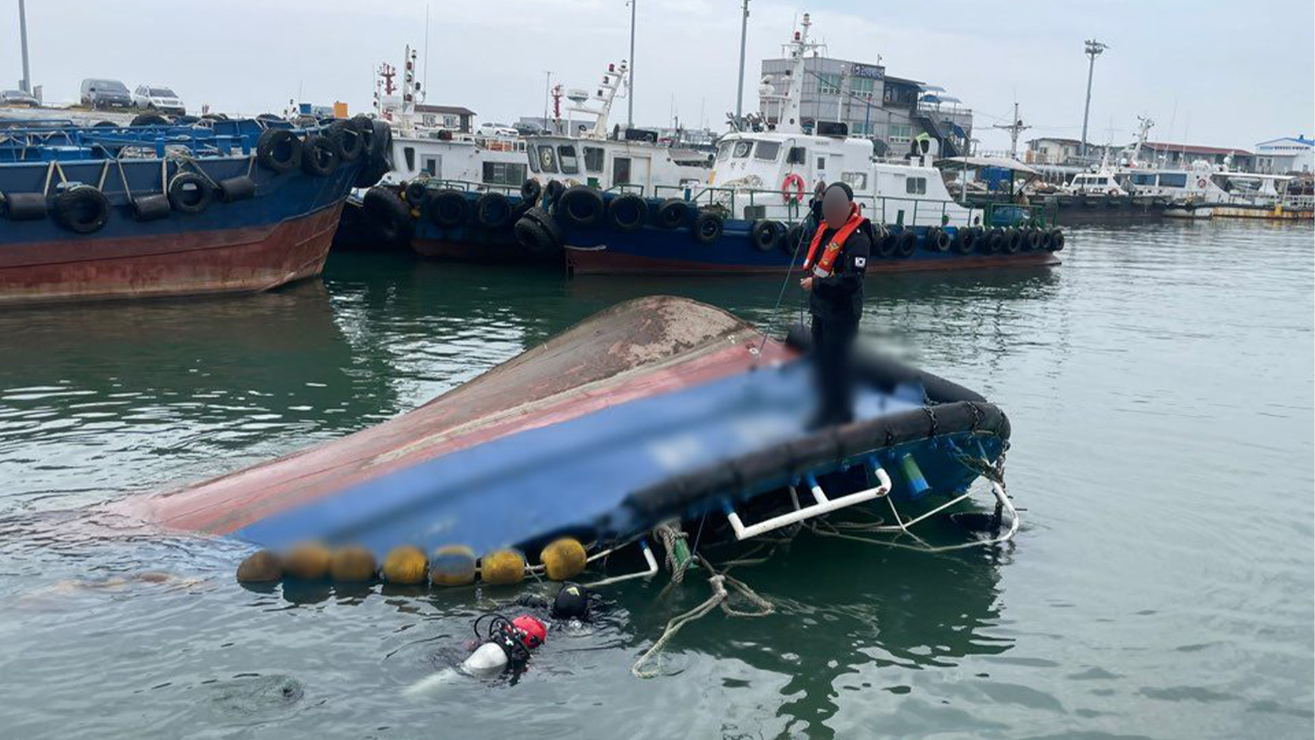 군산항에 정박 중이던 19톤급 선박 전복.. 인명 피해 없어
