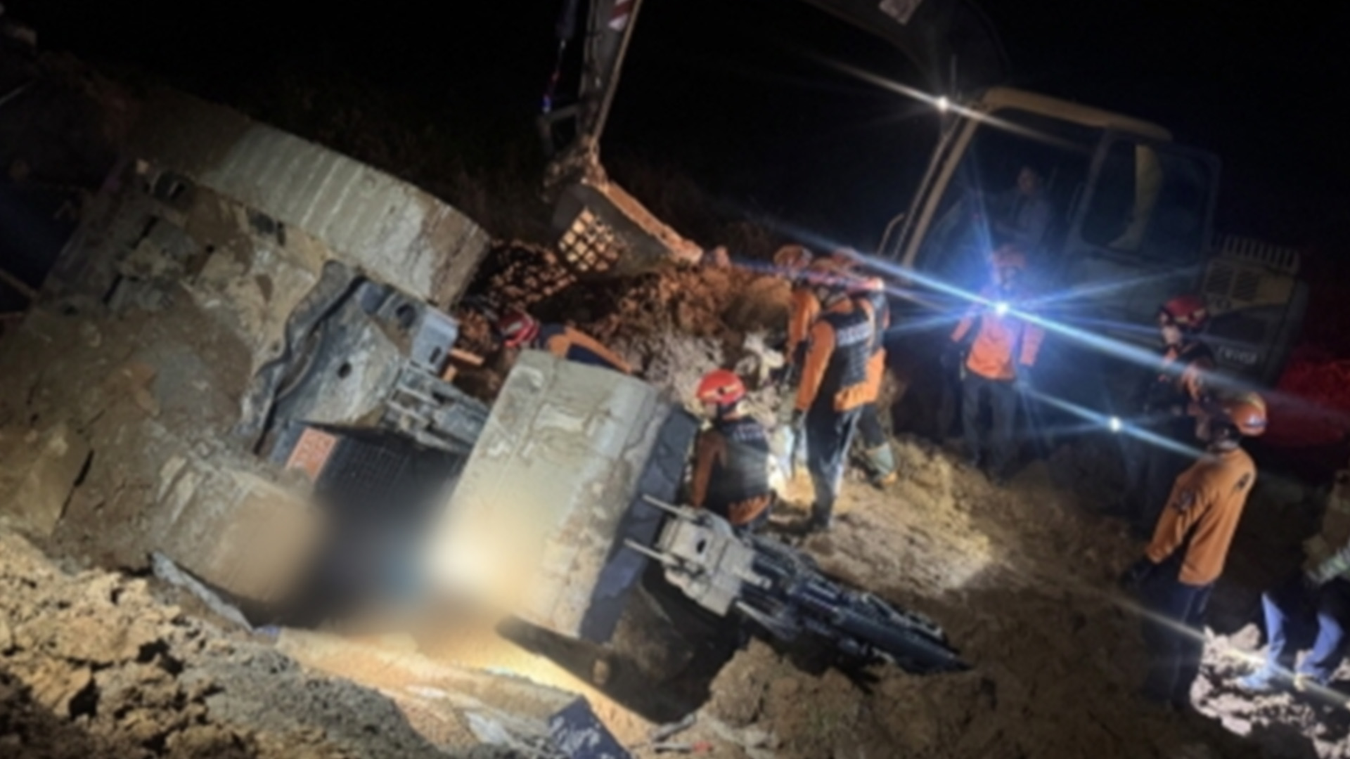 도로 복구 현장에서 굴착기 전도.. 60대 운전자 중상