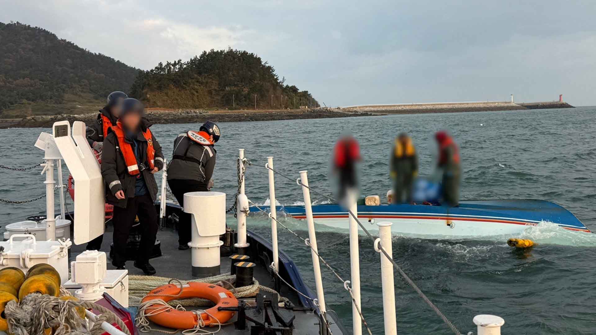 군산 해상 꽃게잡이 배 전복.. 구명조끼 3명 전원 구조