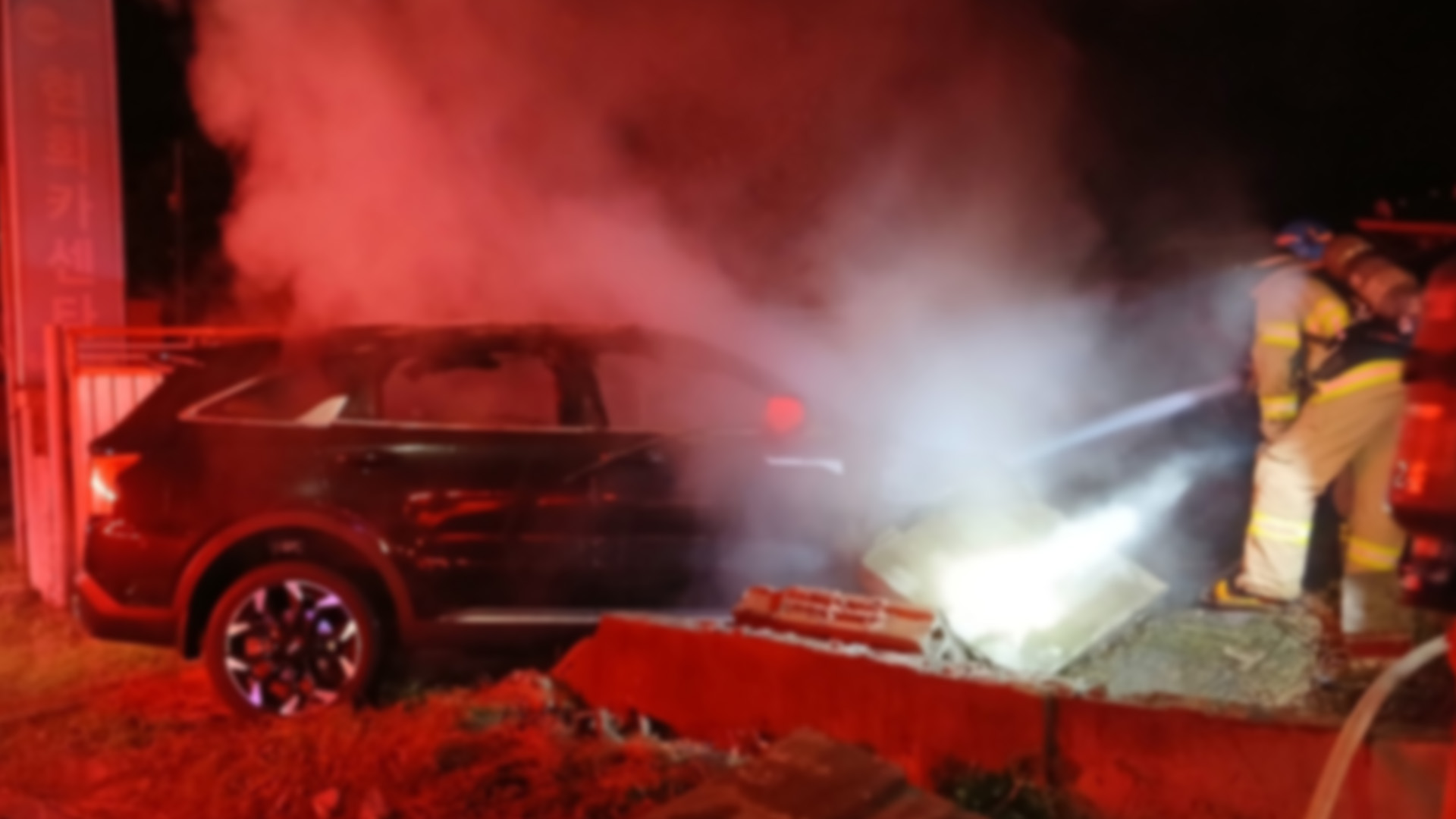 새벽에 만취·졸음 운전 사고로 차량 전소.. 20대 남성 입건