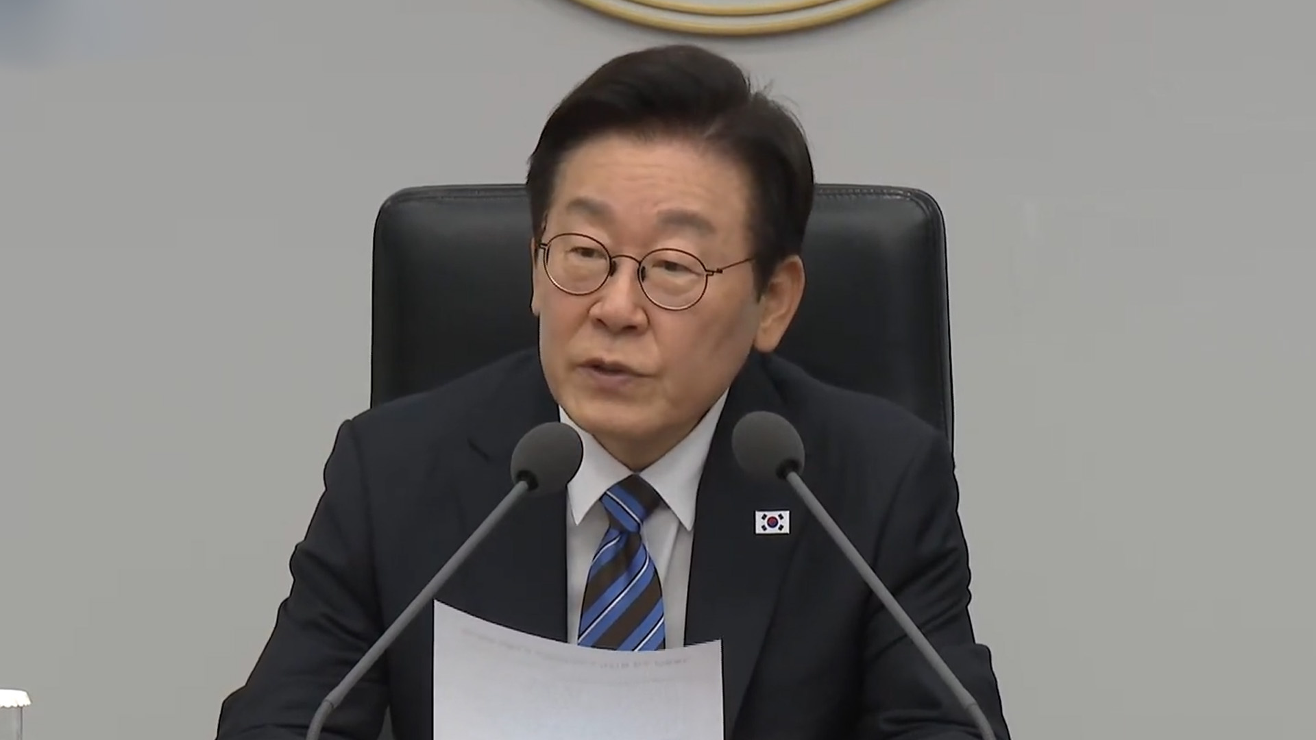 이 대통령, '잘한다' 54.5%.. 직전 조사 대비 2.2%↓