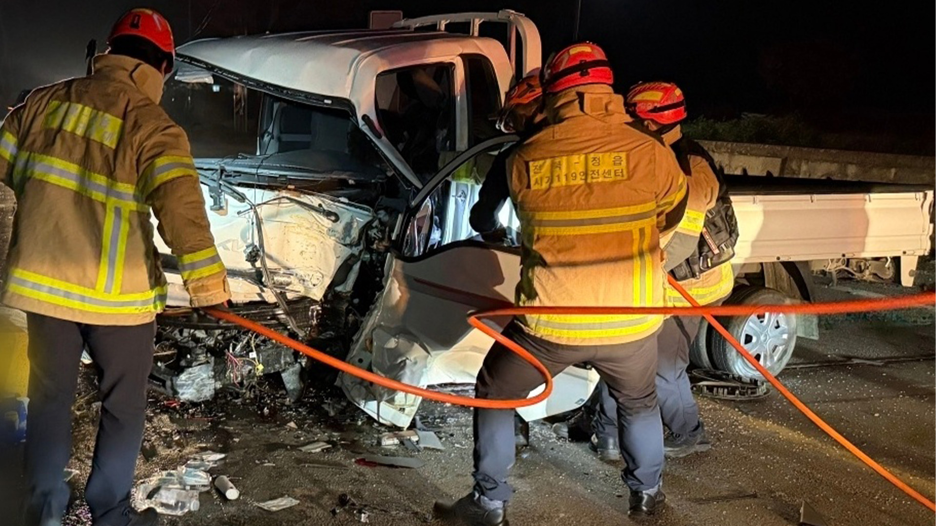 '지인끼리 동승하다'.. 1톤 트럭, 다리 들이받아 4명 사상