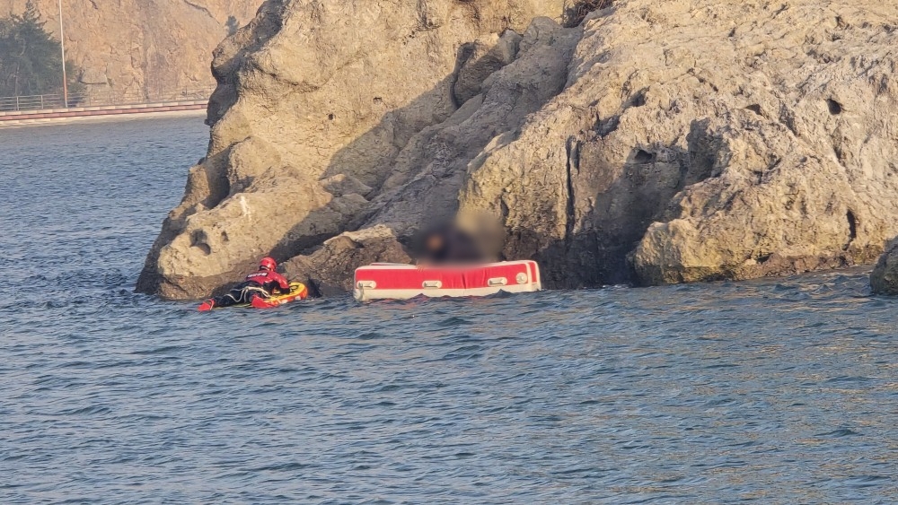 낚시하다 고립된 30대 2명 무사 구조.. 해경, 