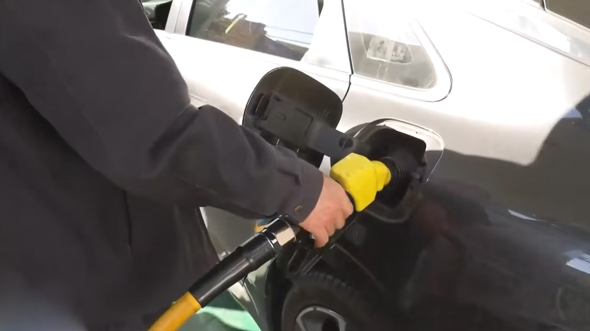 자동차 연료 지속 인상.. 