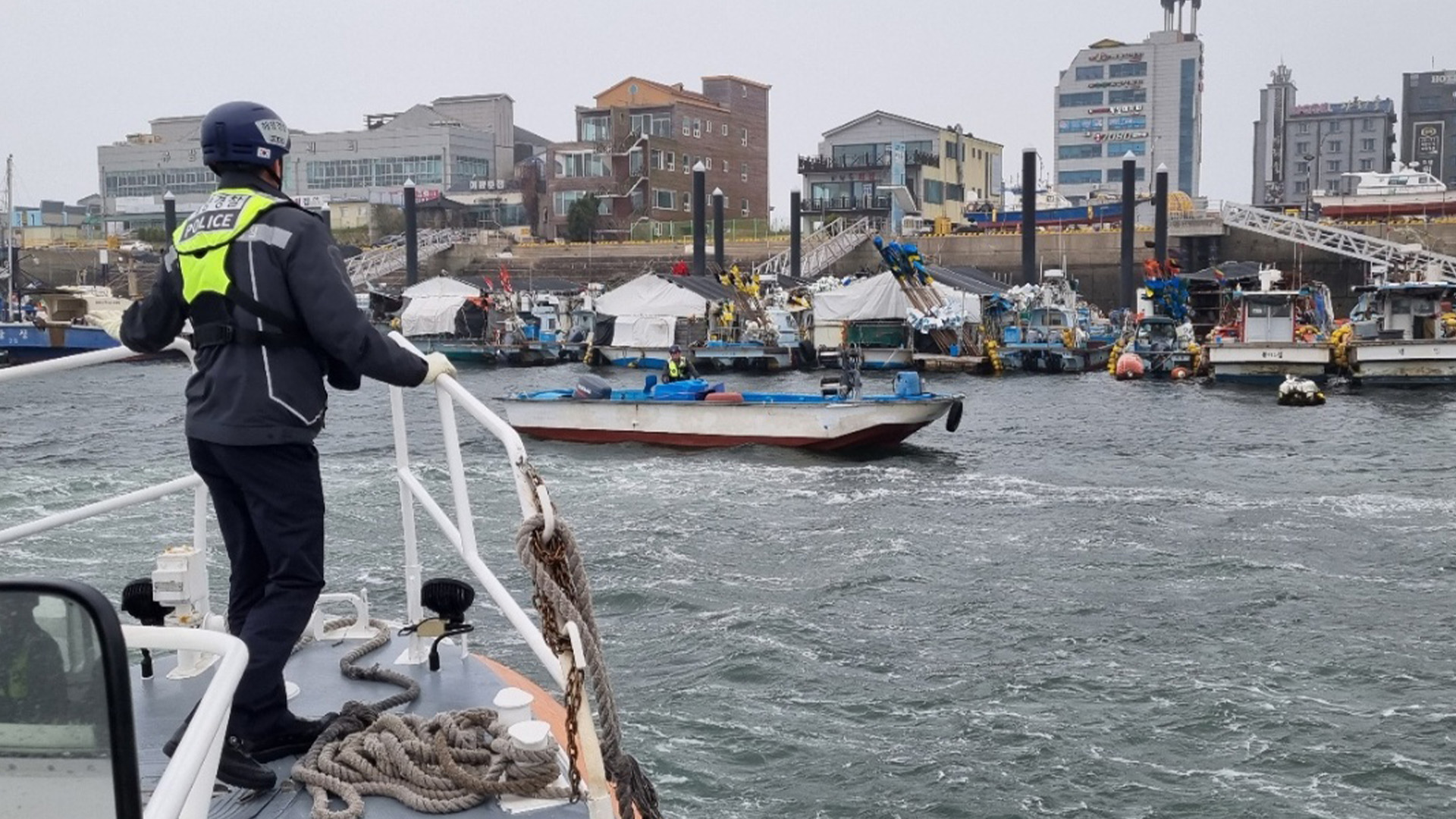 겨울철 강풍 속 선박 사고 주의.. 해경 