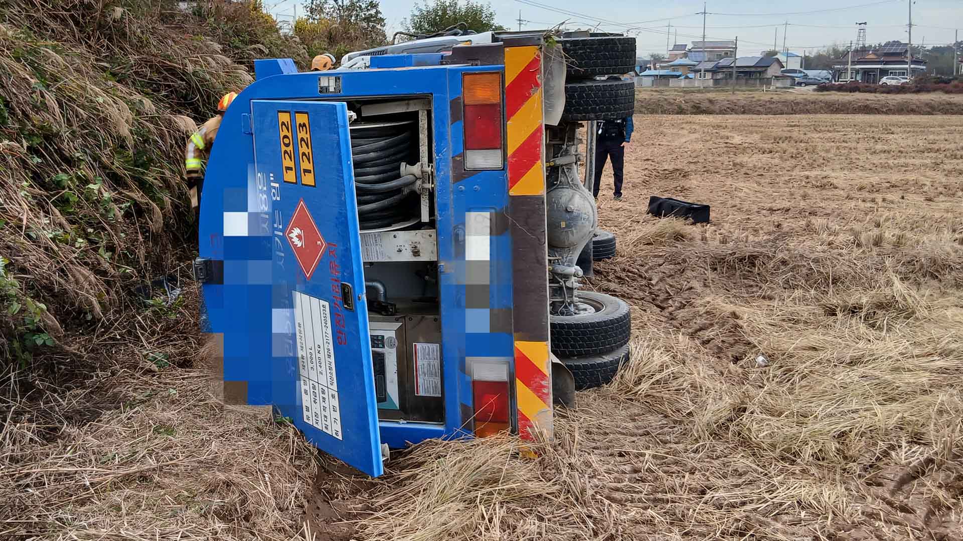 3.5톤 이동 주유탱크 차량 5m 아래로 전도.. 30대 중상