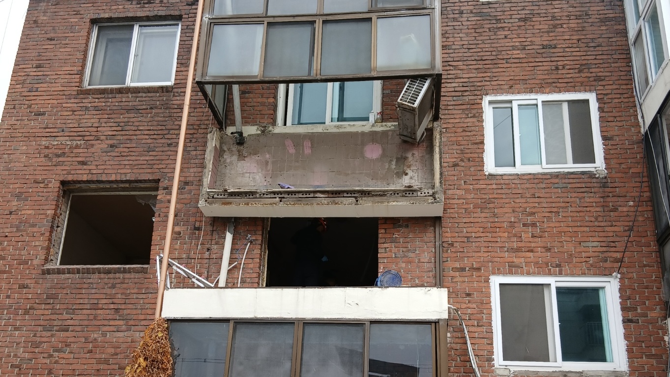 빌라 리모델링 중 발코니 붕괴.. 낙하물 맞은 50대 숨져