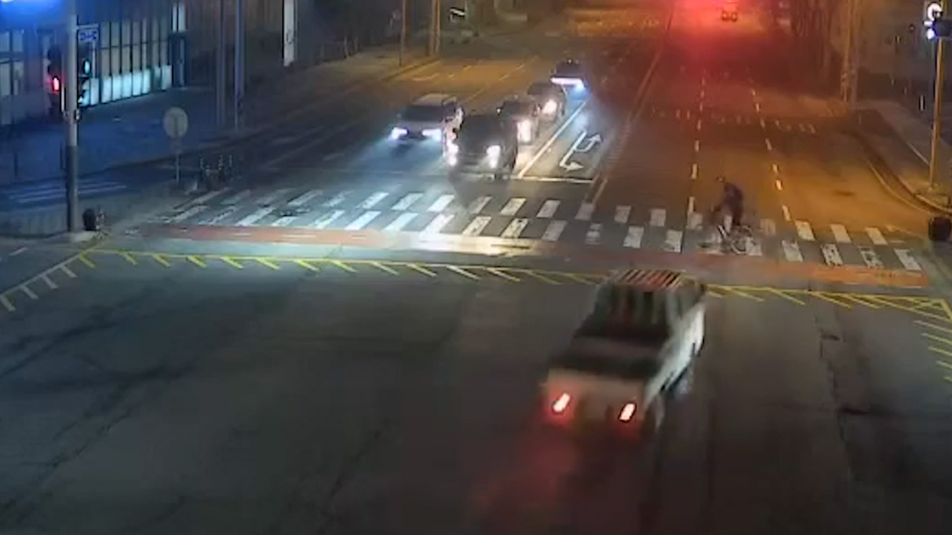 [영상] '속도 줄이는가 싶더니'.. 신호위반 뺑소니 화물차