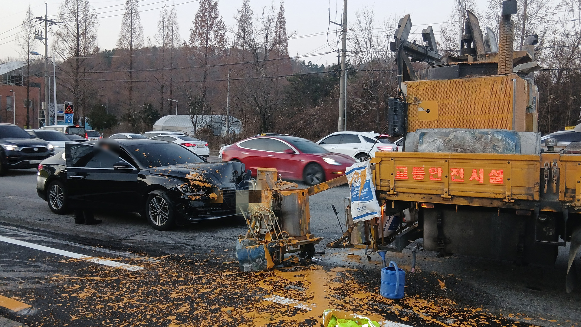 승용차가 노면 도색차 추돌.. 작업자 3명 화상