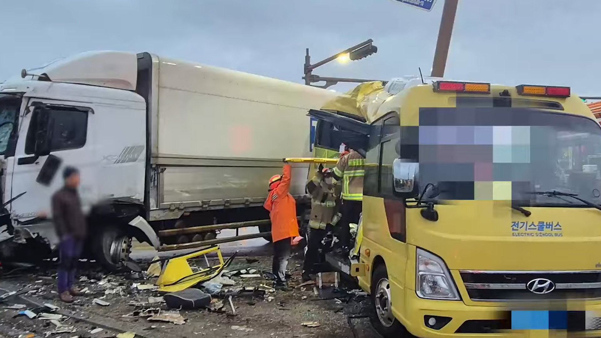 통학버스와 충돌해 초등생 등 12명 다치게 한 트럭 운전자 구속