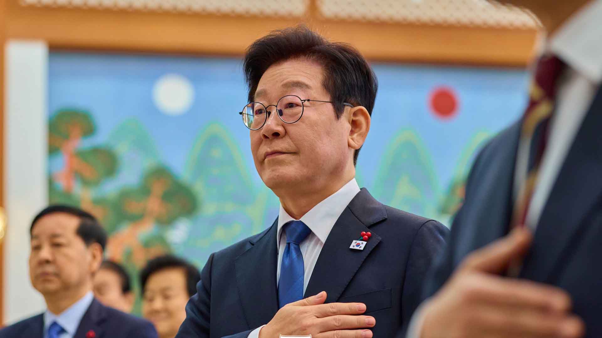 이 대통령, 국정운영 '잘한다' 56.8%.. 