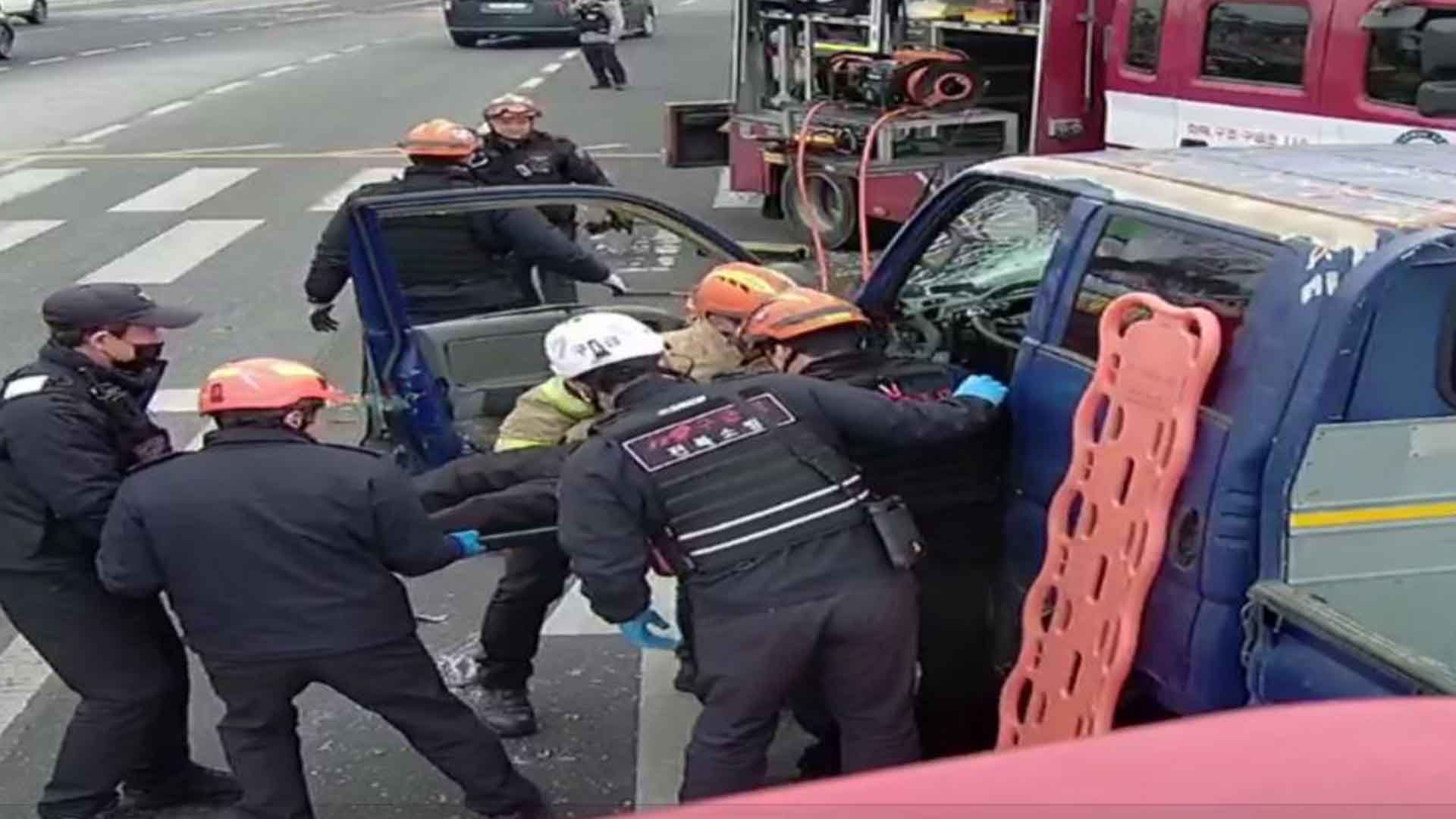 전주 효자동 트럭 간 추돌 사고.. 70대 운전자 경상