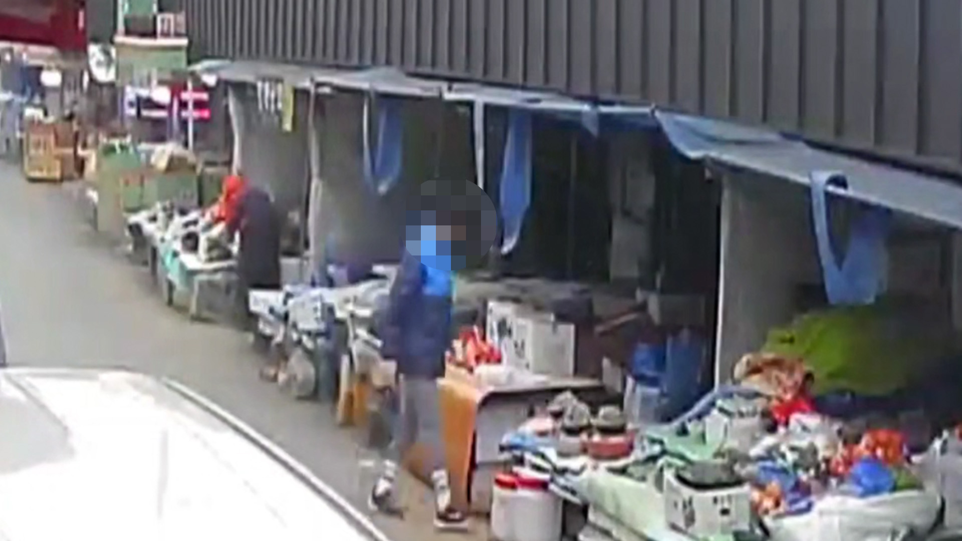 노점에서 돈 주머니 훔친 60대 영장.. 피해자 