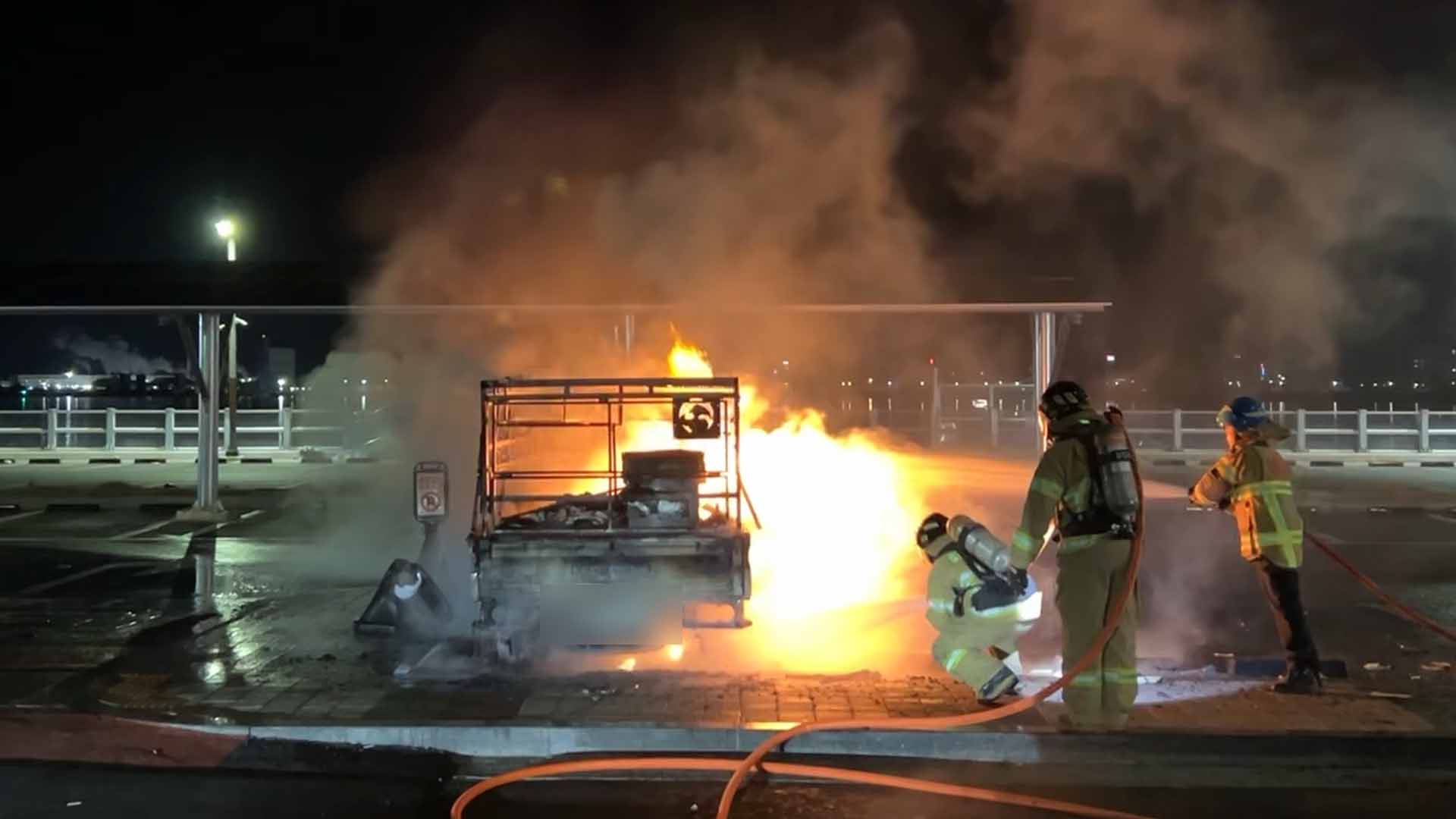 군산 수산물 시장에 주차된 화물차 화재.. 인명피해 없어