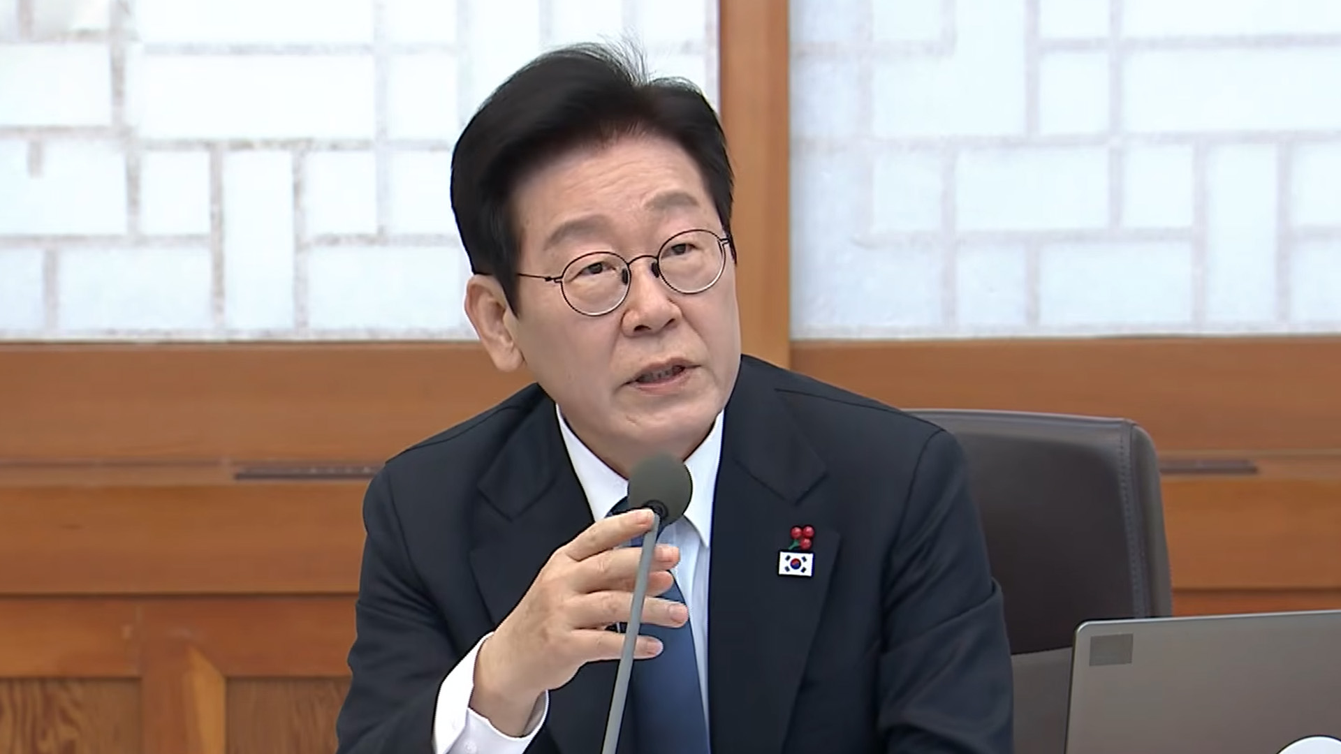 이 대통령, 위안부 모욕 단체에 