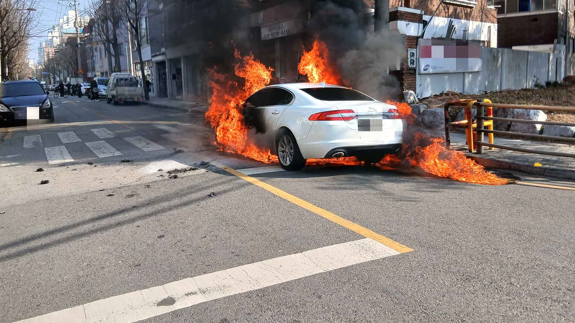 달리던 승용차에서 '불'.. 기계적 요인 추정