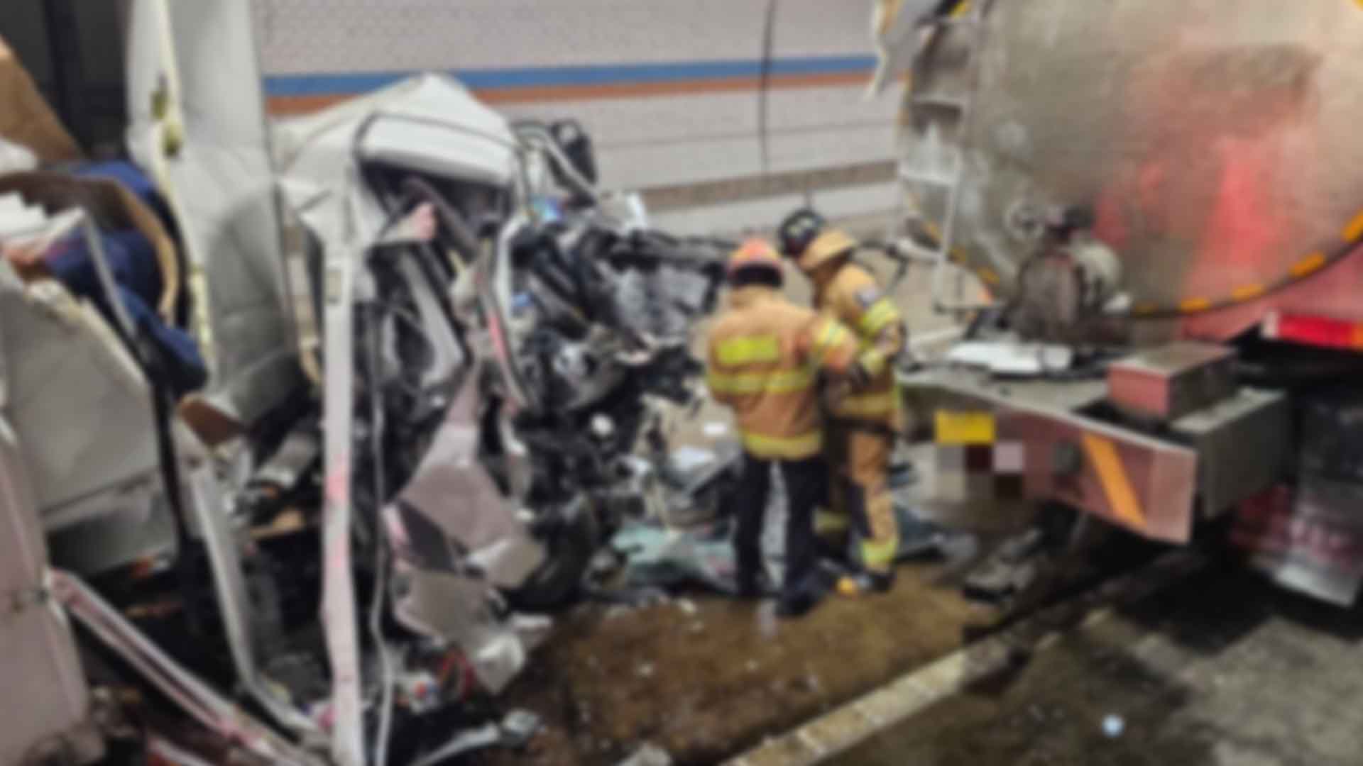 고속도로에서 화물차끼리 추돌.. 3명 사상