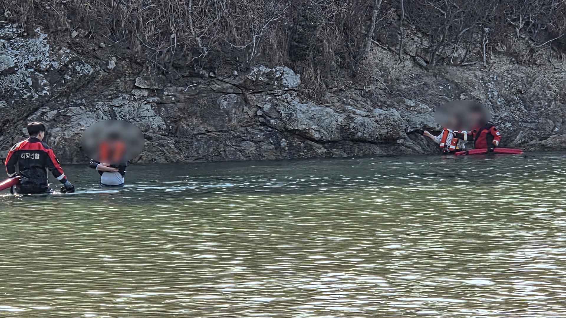 위도해수욕장 인근 관광객 4명 고립.. 해경, 전원 구조