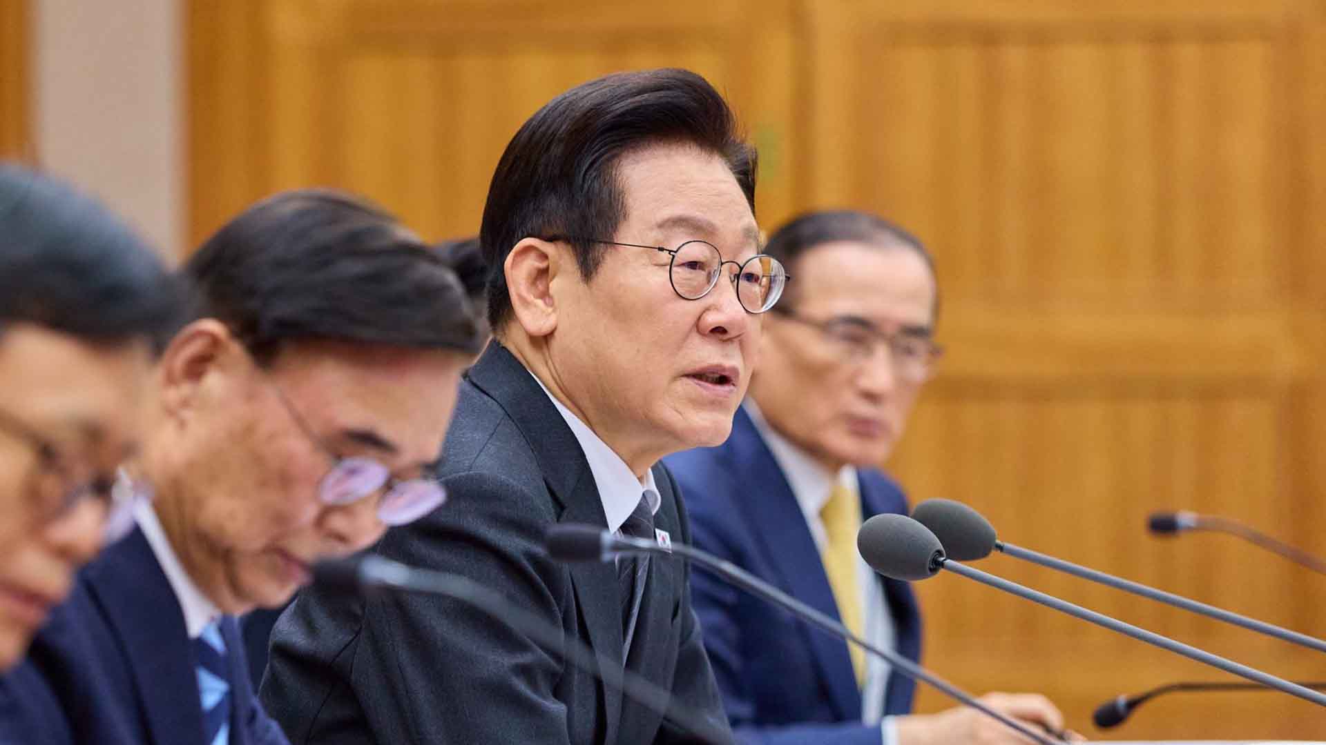 이 대통령, '잘한다' 65%·'잘못한다' 25%