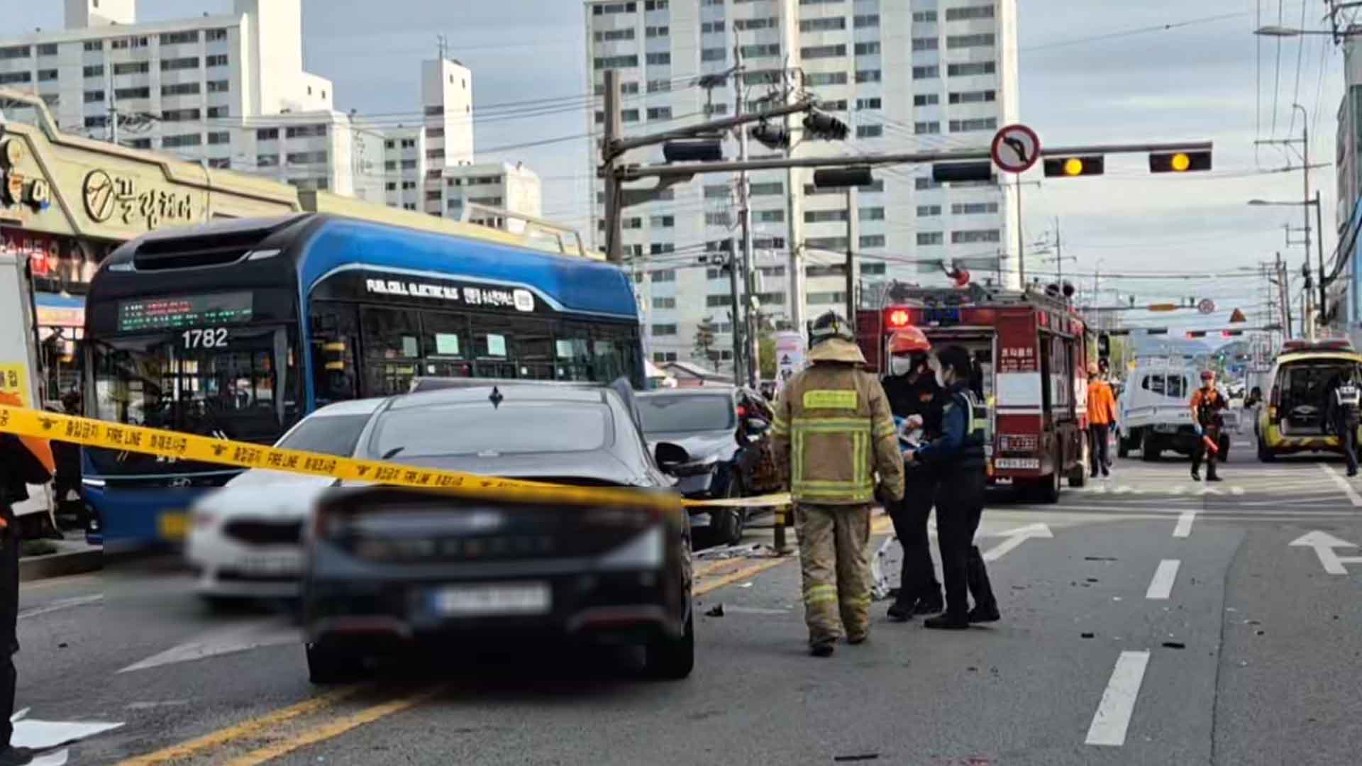 전주 시내에서 차량 5대 추돌.. 4명 경상
