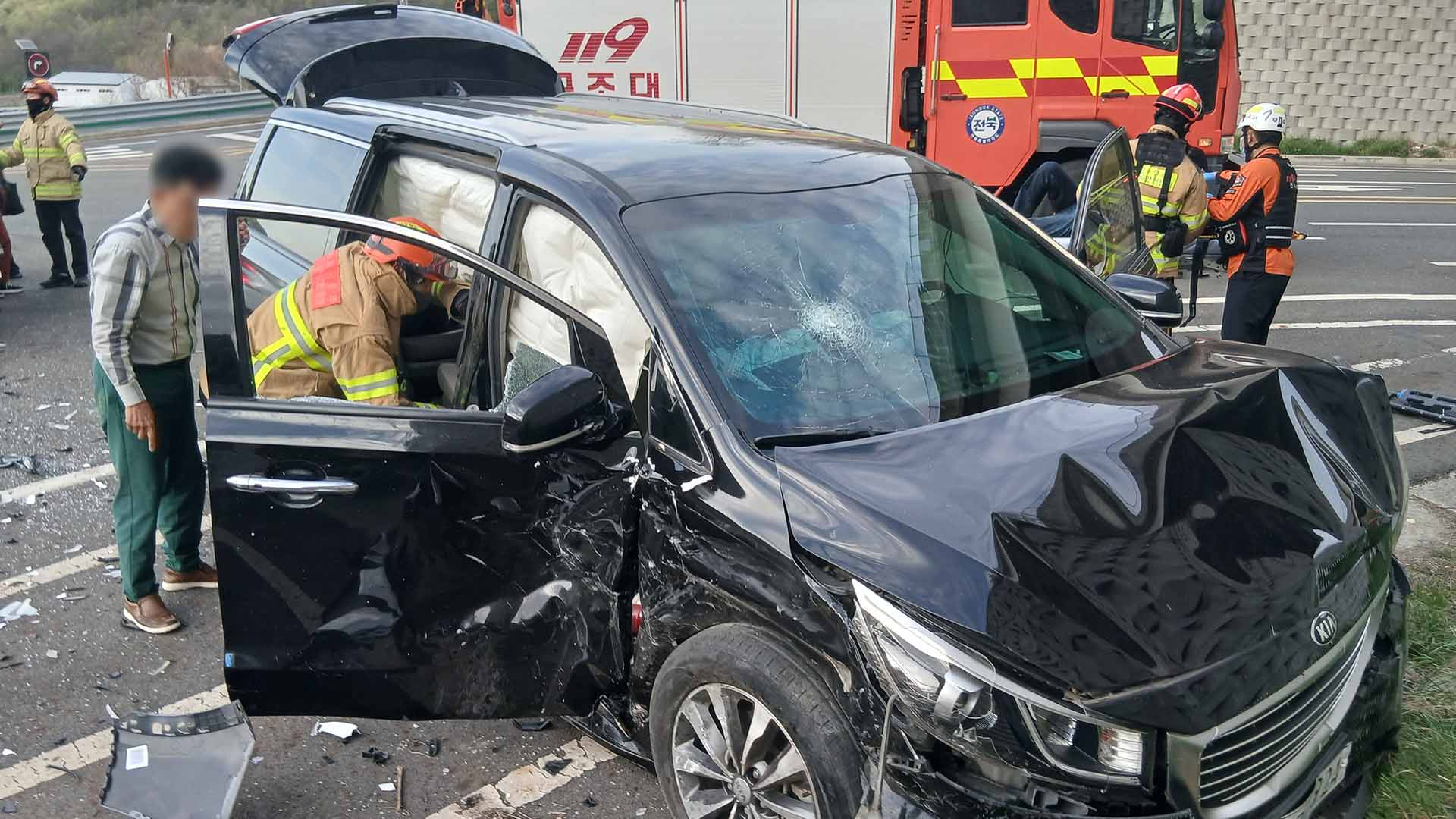 무주 승합차-SUV 충돌해 1명 숨지고 5명 부상