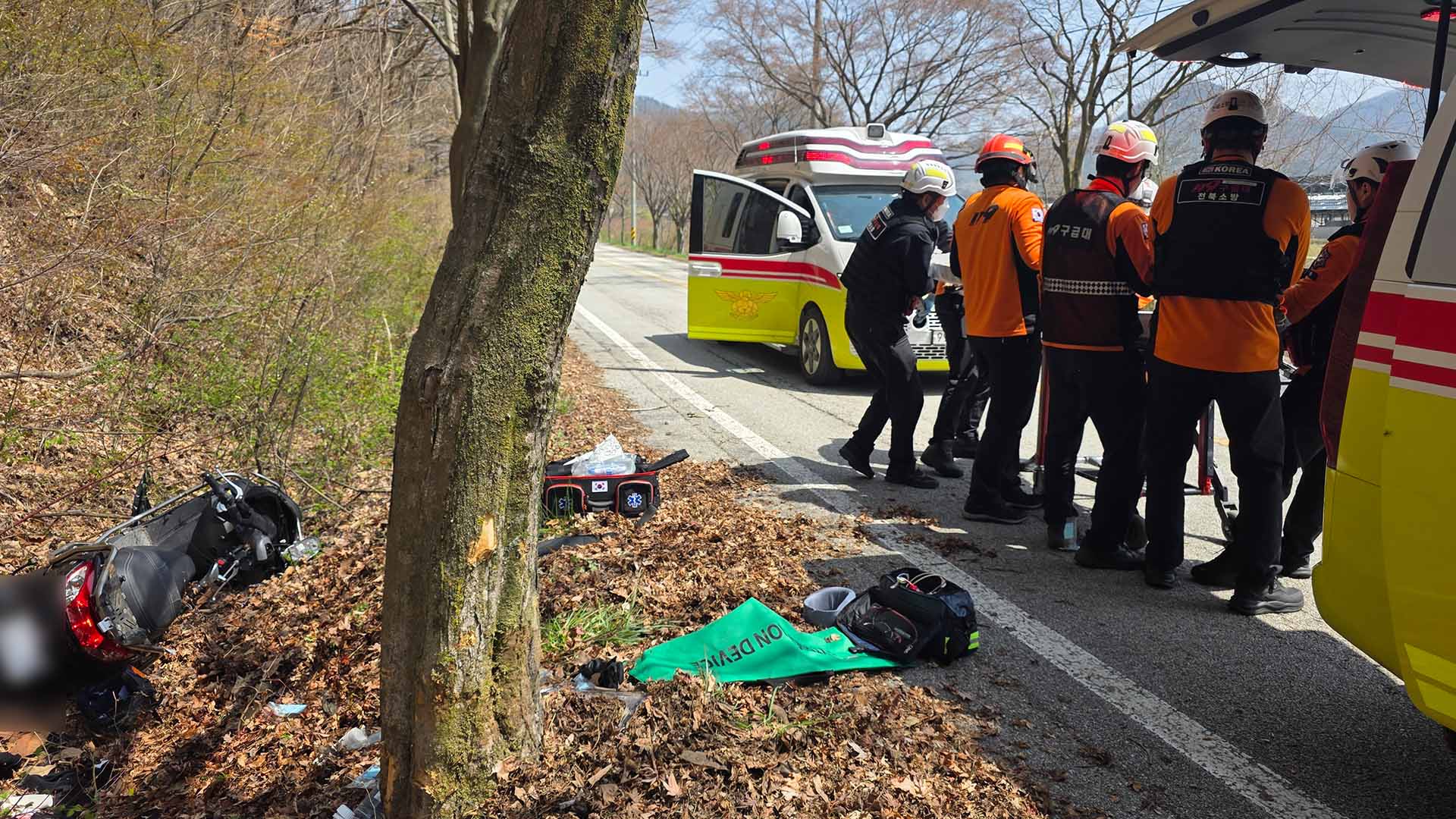 도로변으로 오토바이 추락.. 70대 운전자 숨져