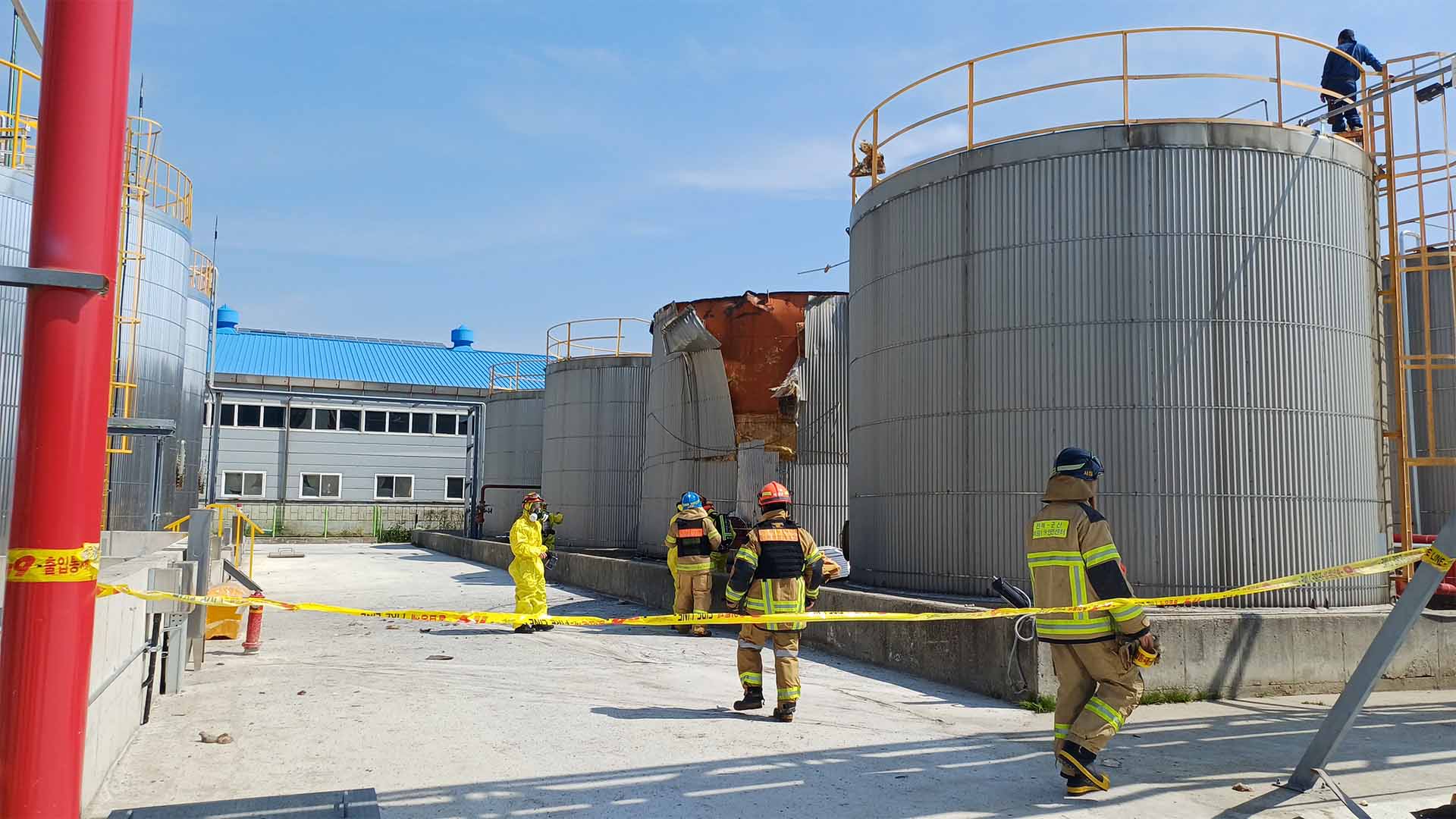 군산 오식도동 위험물 저장탱크 폭발.. 용접 중 유증기 착화 추정