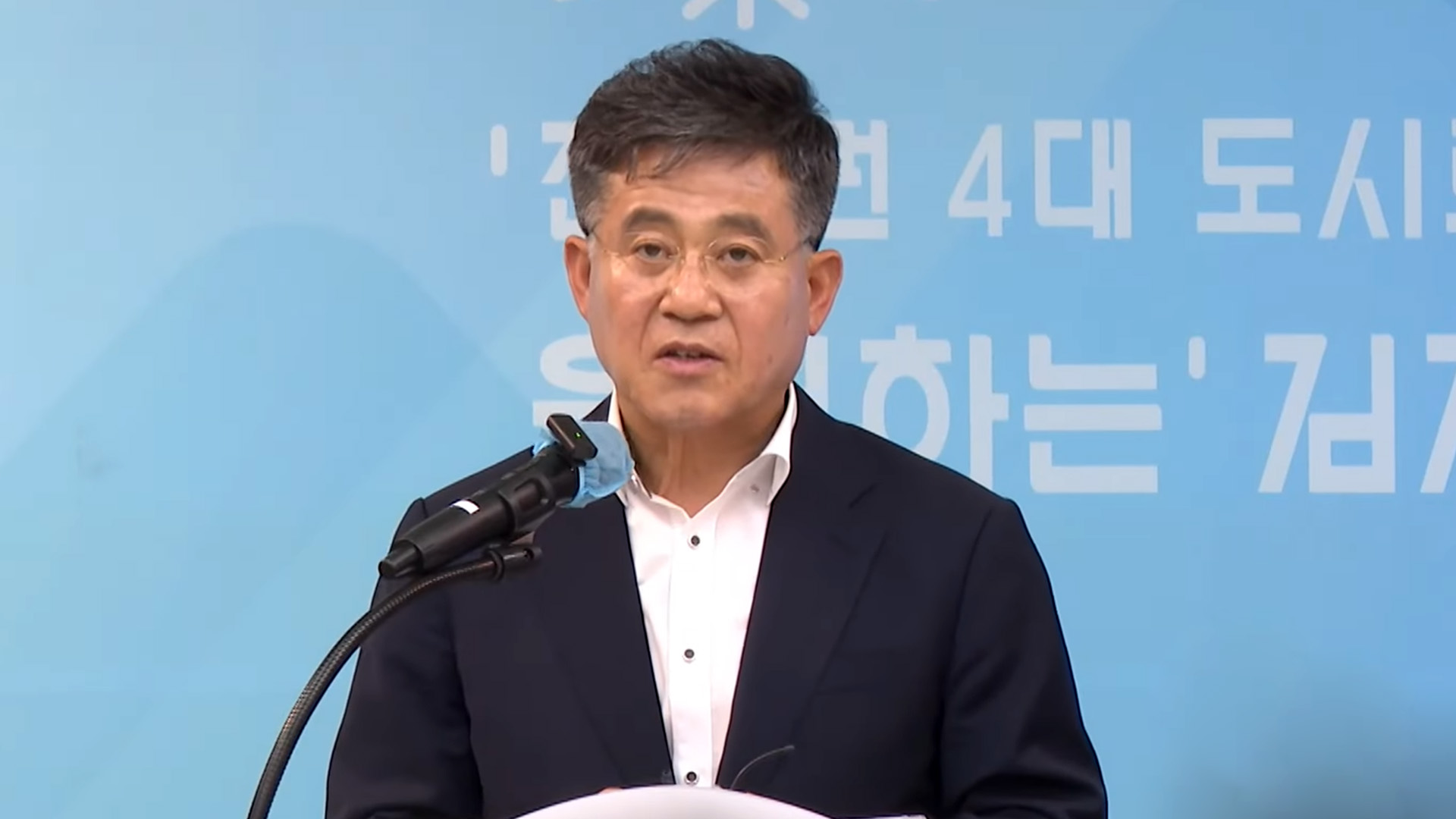 [속보] 경찰, 정성주 김제시장 소환.. 성형외과 미용 시술비 대납 의혹